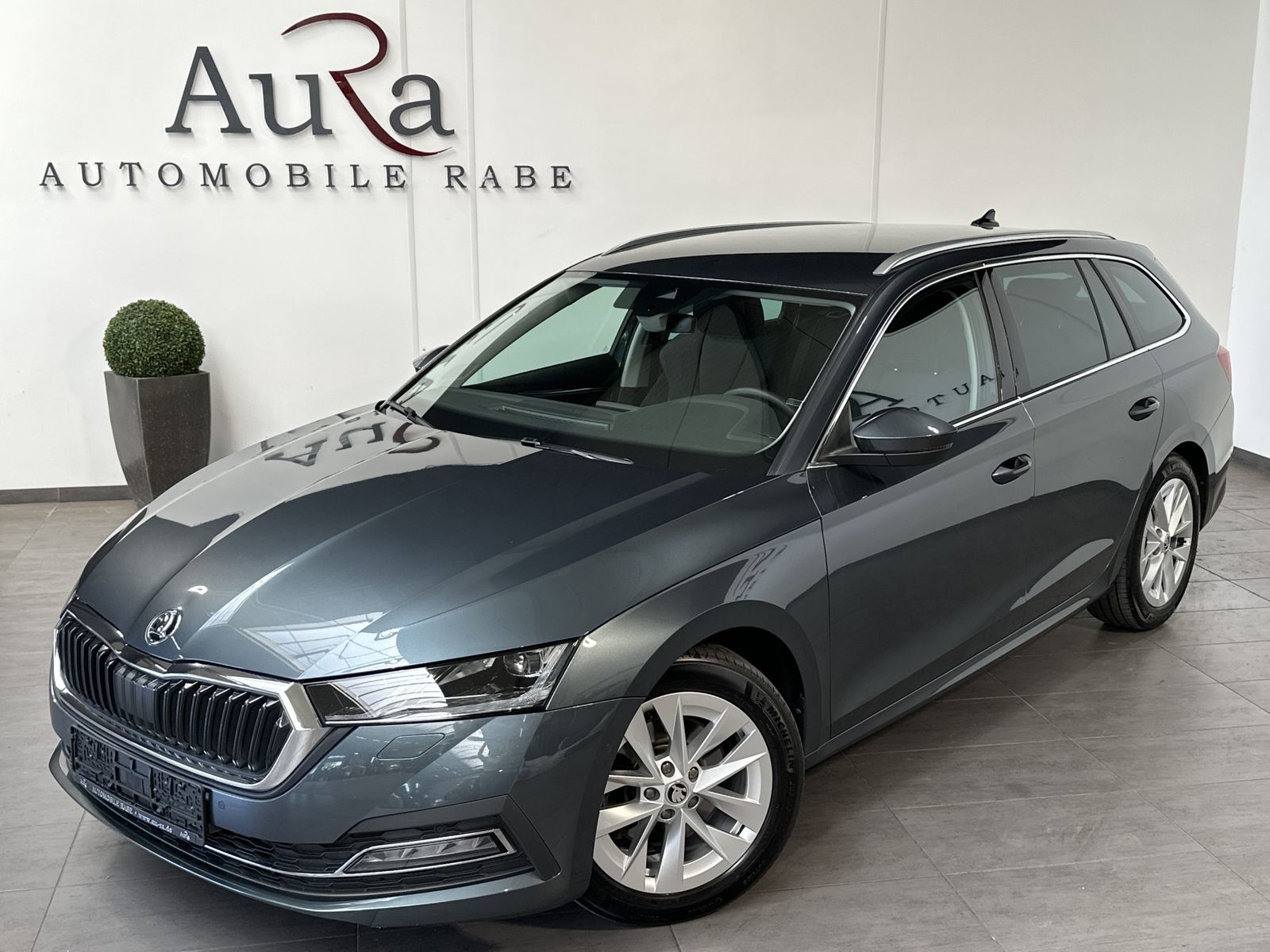 Fahrzeugabbildung SKODA Octavia Combi 2.0 TDI DSG FirstEd NAV+MATRIX+ACC