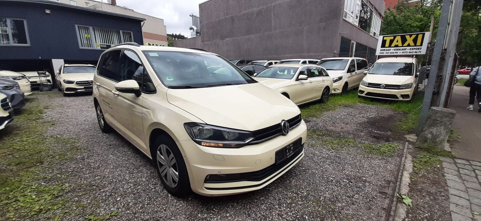 Volkswagen Touran - 1