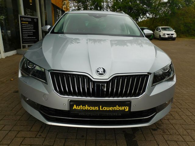 Foto: SKODA Superb Combi+LEDER+SHZ+AHK+STANDHEIZUNG (Fahrzeug-Nummer 439712755)
