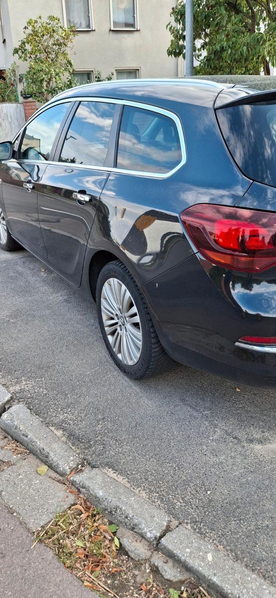 Opel Astra 2012 — rear view