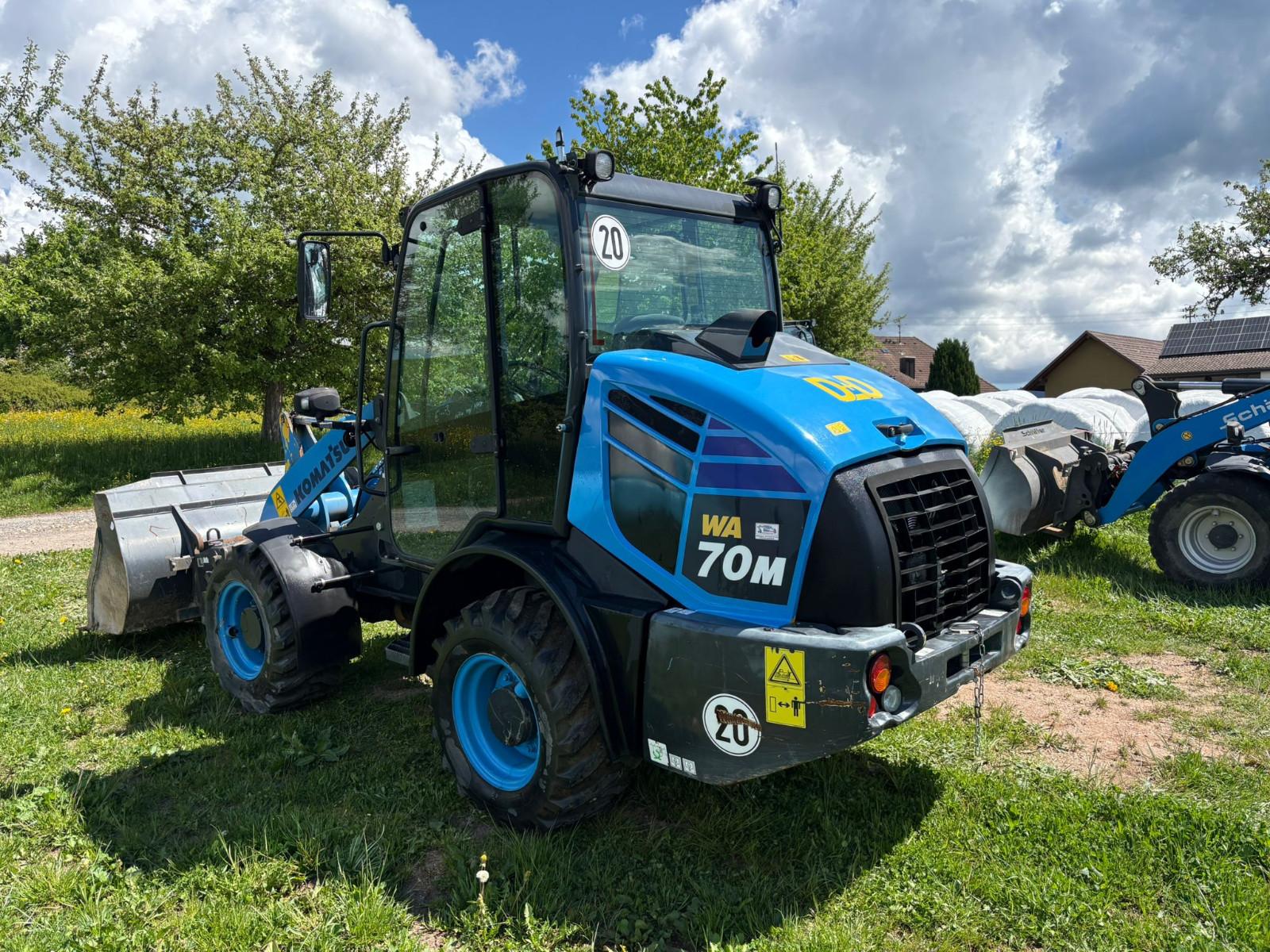 Komatsu WA70M-8E0 mit Schaufel und Gabel