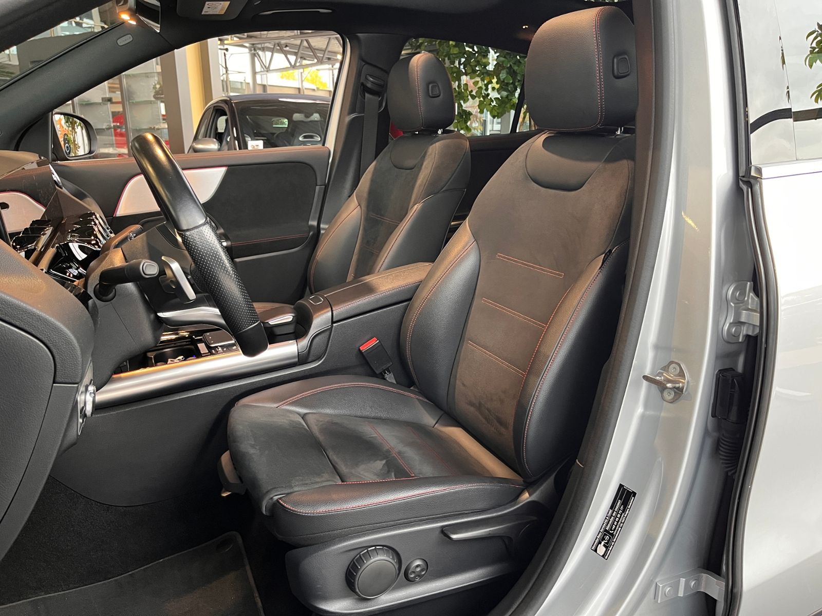 Fahrzeugabbildung Mercedes-Benz GLA 250 4Matic AMG Line PANO LED NAVI