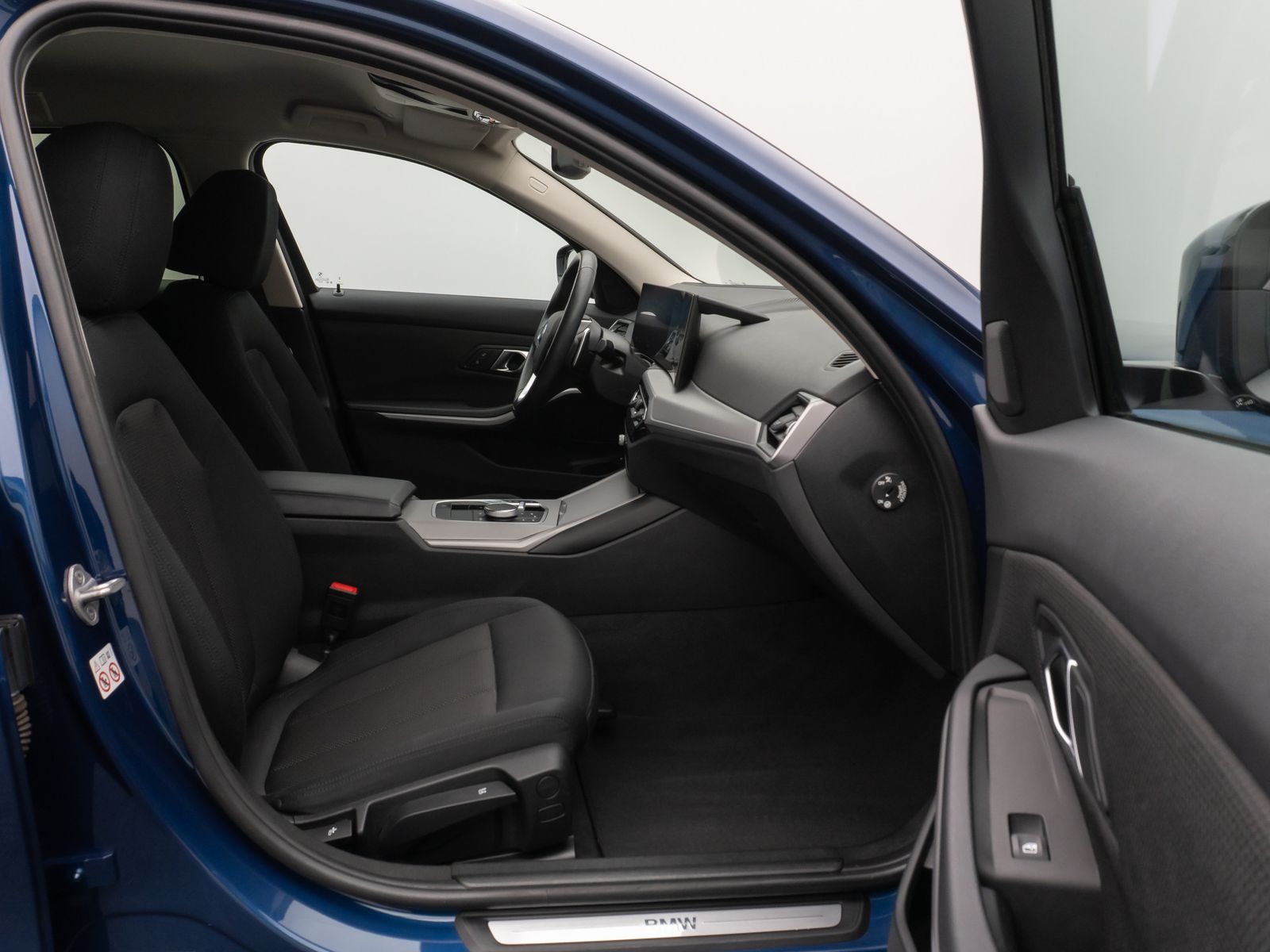 Fahrzeugabbildung BMW 330e HUD DAB HiFi CockPitPro PDC DrivingAssist