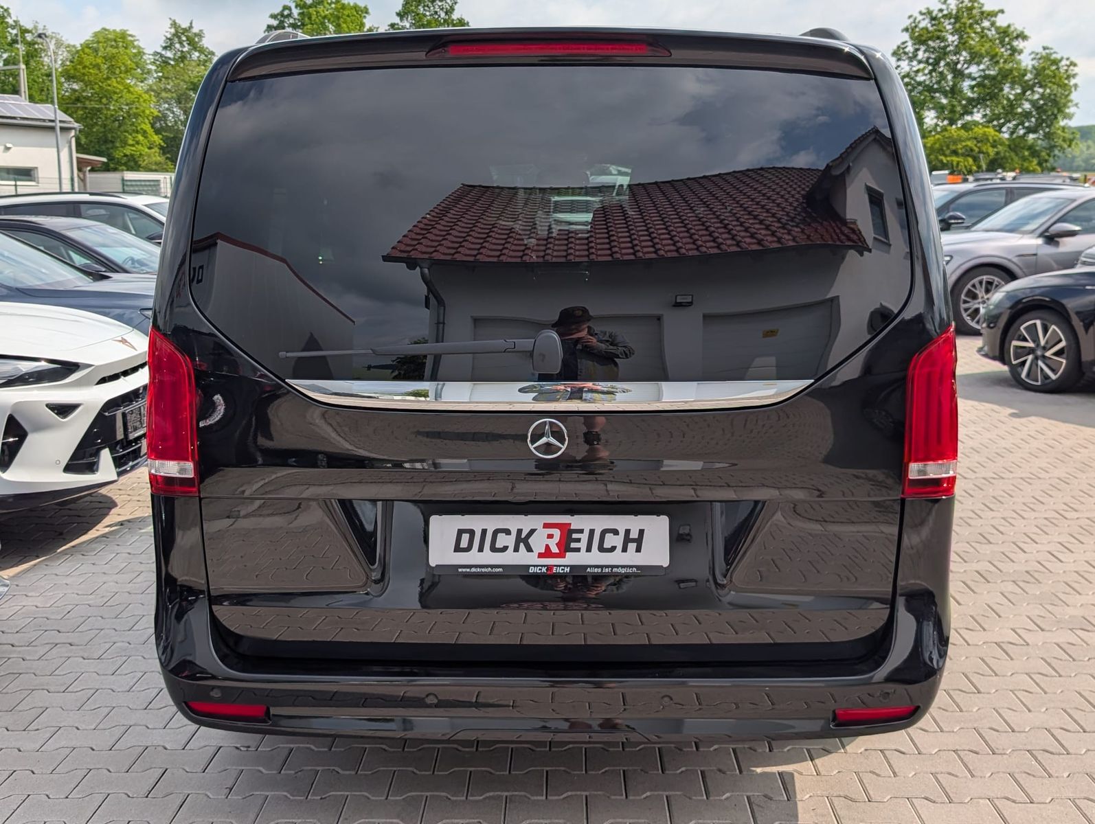 Fahrzeugabbildung Mercedes-Benz V 250 d AMG lang LEDER*DISTR.*BURM.*StandH.*LED
