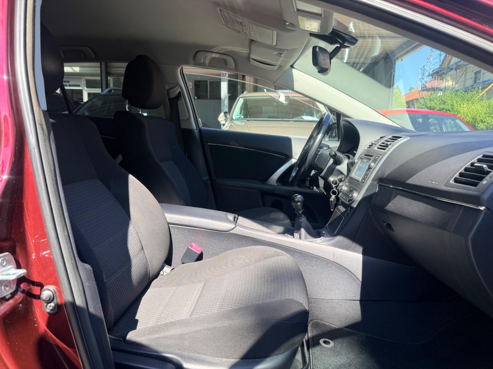 Toyota Avensis 2014 — photo 31