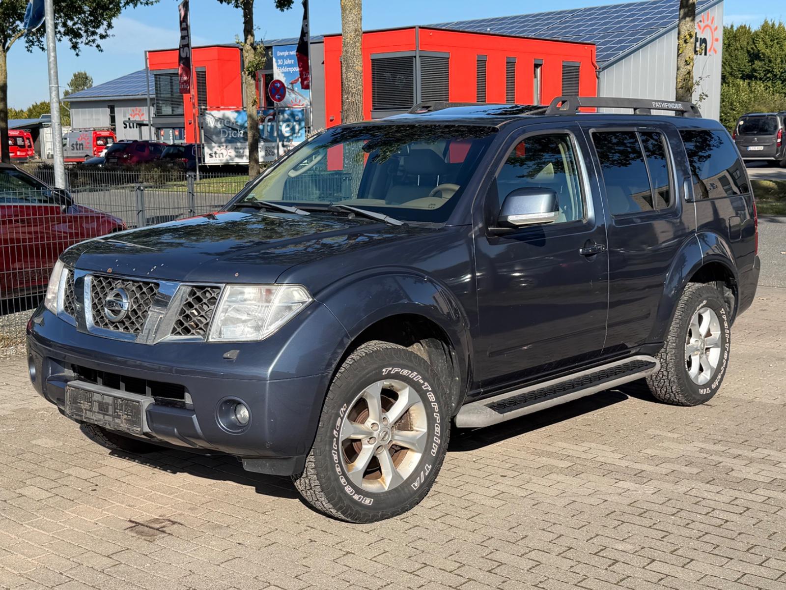 Nissan Pathfinder LE 2.5 dCi 171 ch BVA 4x4 / 7 places / 1ère main / Toit ouvrant / Cuir / Caméra de recul