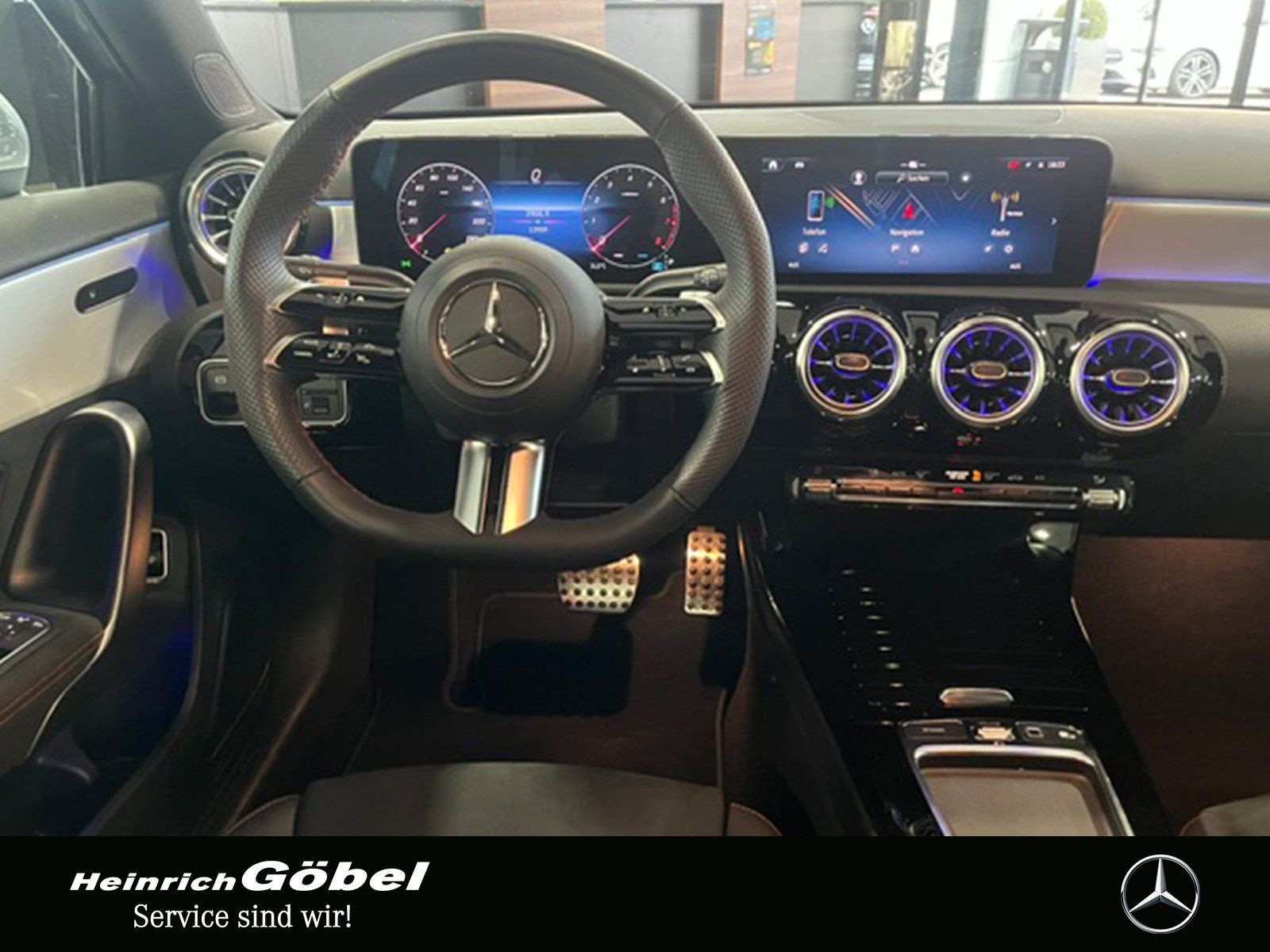 Fahrzeugabbildung Mercedes-Benz A 180 Lim. AMG LINE+WINTERPAKET+KEYLESS+LED+CAM