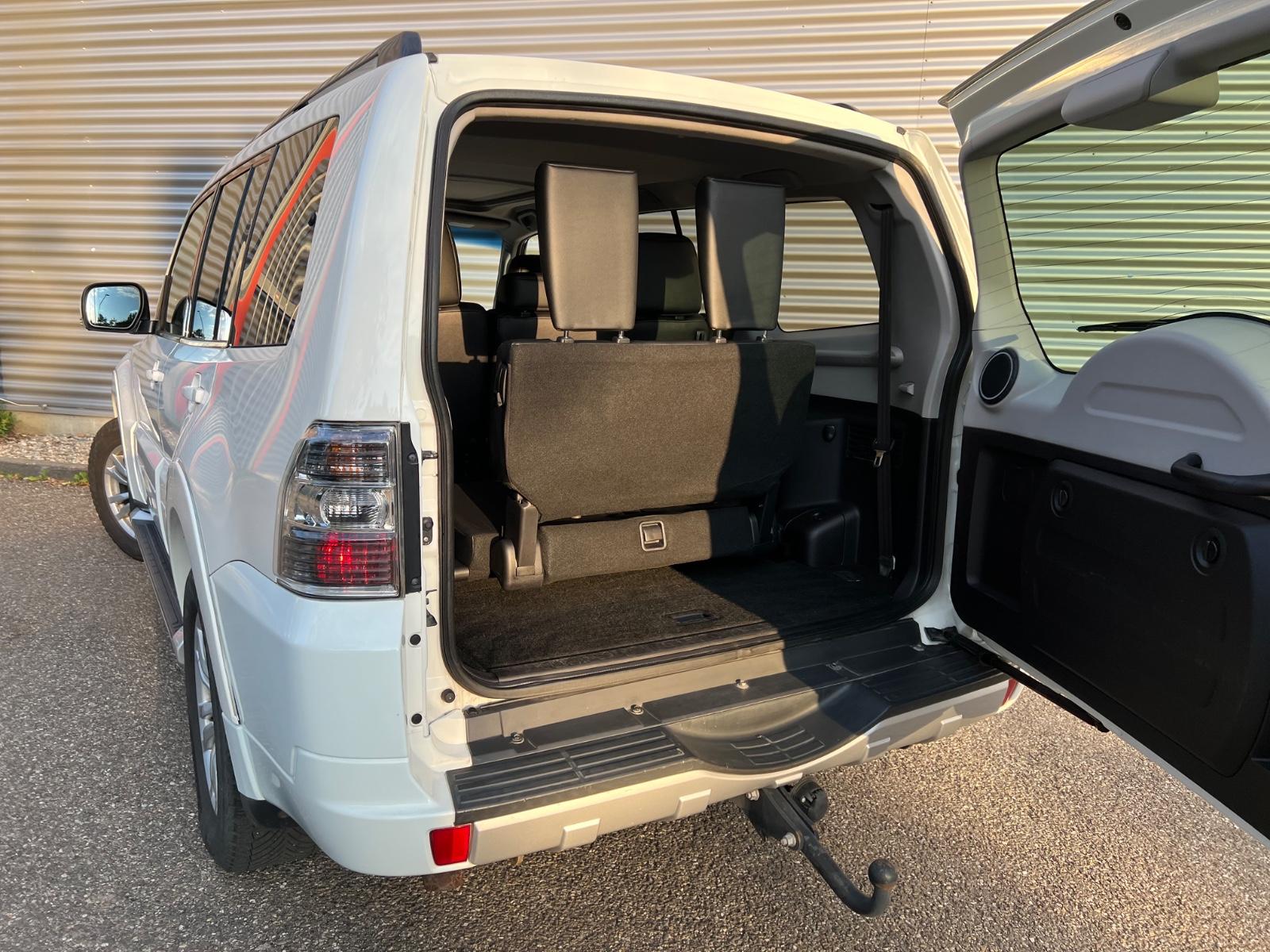Mitsubishi Pajero 3.2 DI-D 200 ch Instyle 4x4 - 7 places - Cuir - GPS - Toit ouvrant