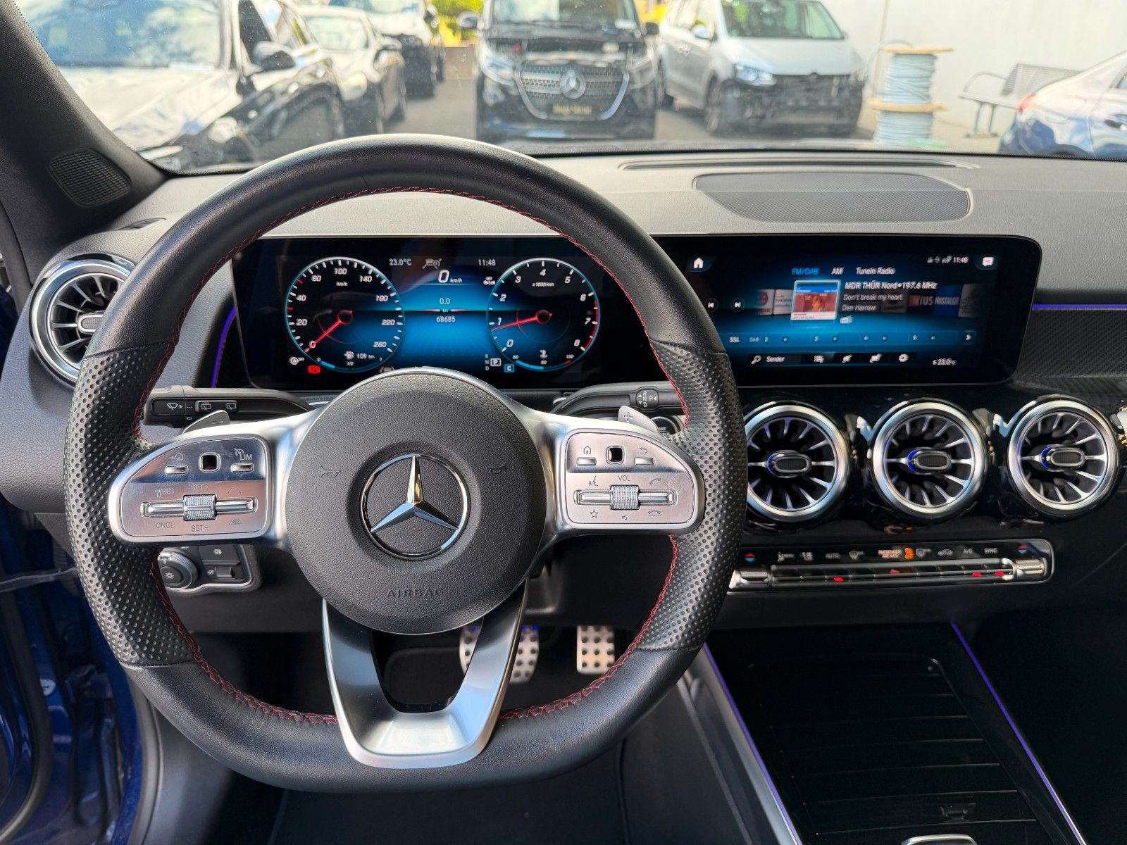 Fahrzeugabbildung Mercedes-Benz GLB 200 AMG MBUX+AMBIENTE+R-Kamera+Carbon+ALARM