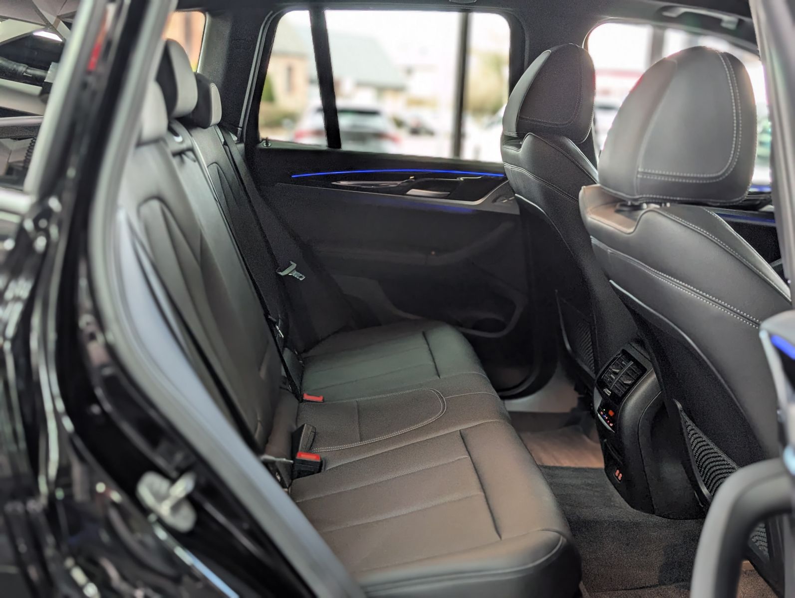 Fahrzeugabbildung BMW X3 xDrive 20d AHK LEDER StHz ACC LED KAM HIFI