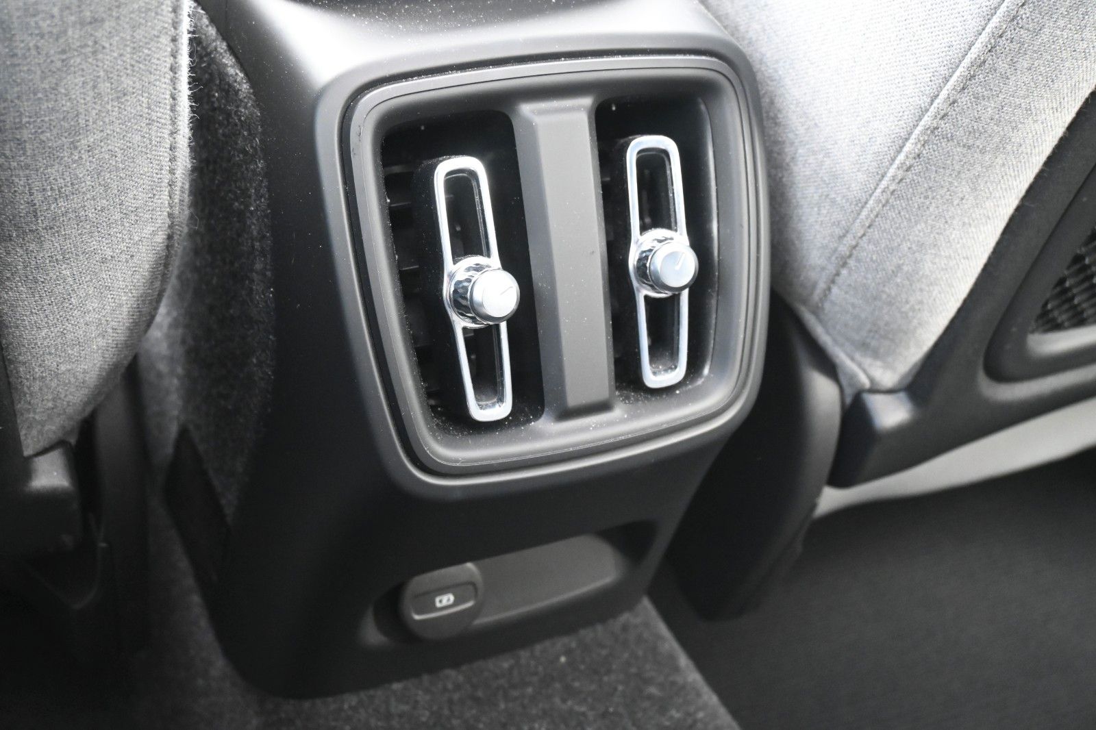 Fahrzeugabbildung Volvo C40 Ultimate BEV Single Motor H/K*AHK*PANO*