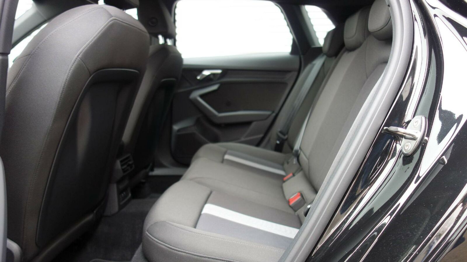 Fahrzeugabbildung Audi A3 Sportback S line 35 TDI S-tronic Business LED