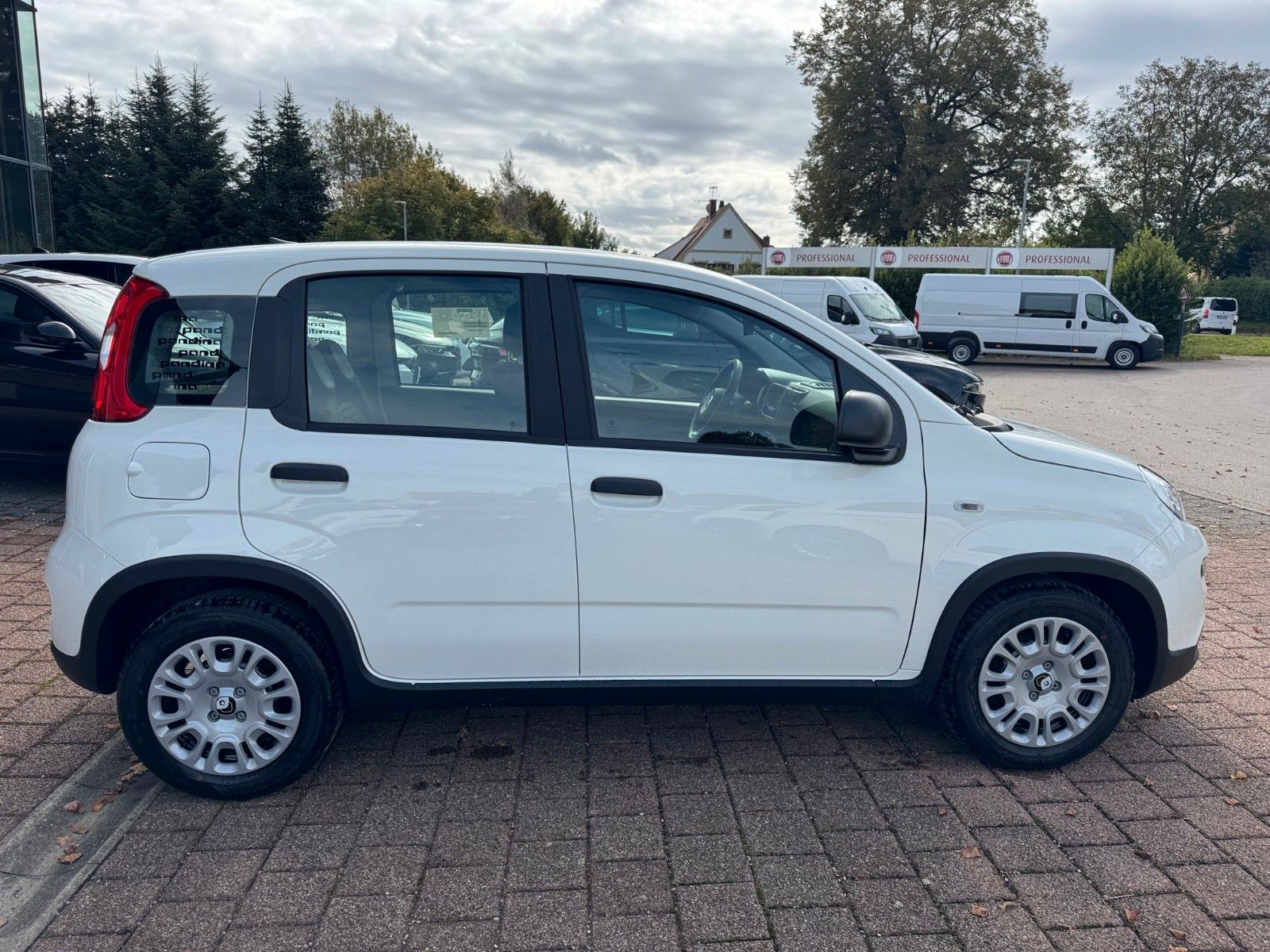 Fahrzeugabbildung Fiat Panda Pandina Hybrid 1.0 GSE 51kw (70PS) Weiß