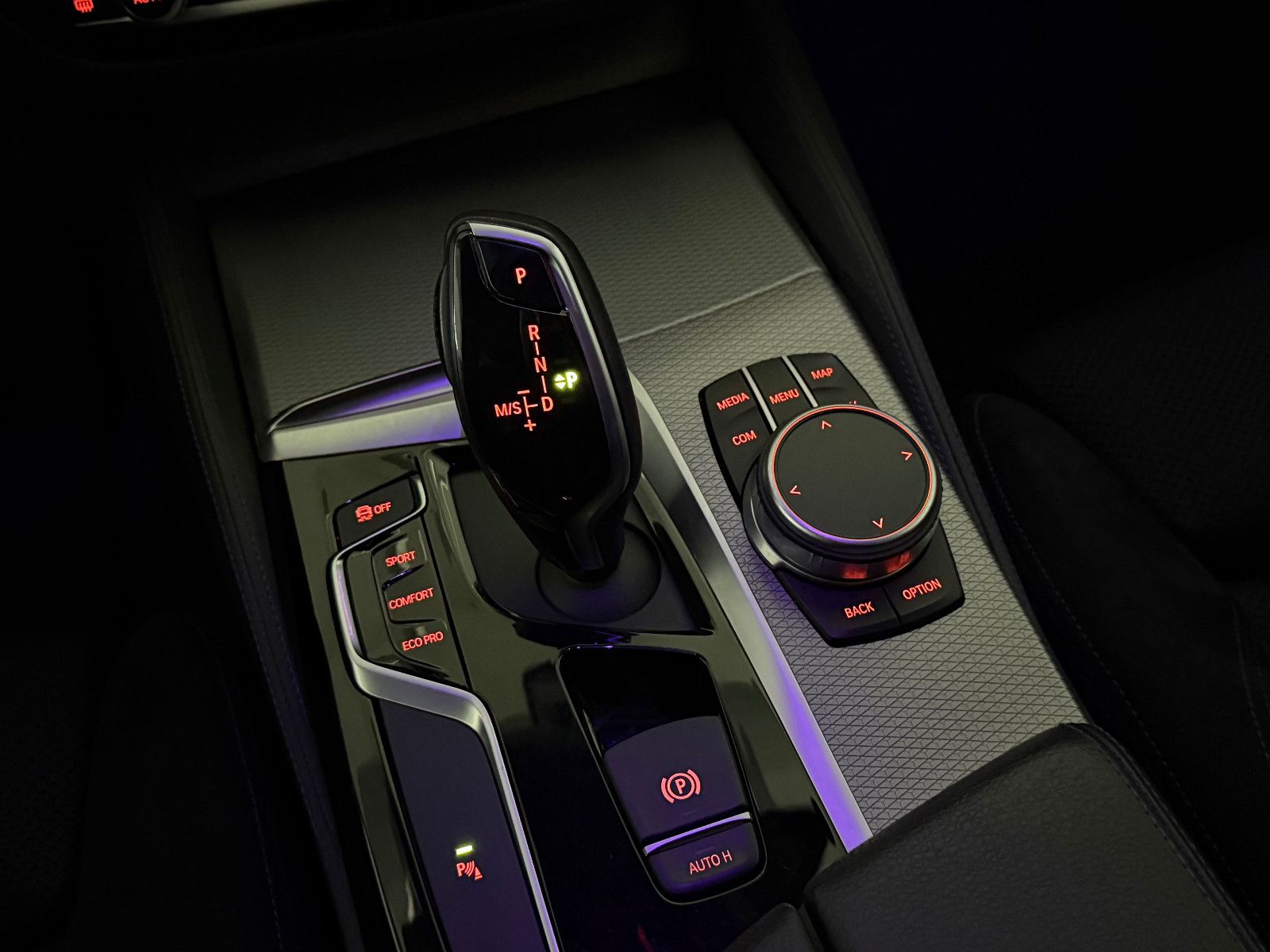 Fahrzeugabbildung BMW 530 d M SPORT/LED/NAVI PROF/STHZ/LIVE COCKPIT