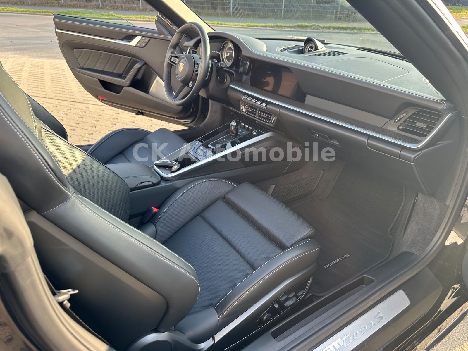 Fahrzeugabbildung Porsche 911 Turbo S Cabriolet Sport-Chrono/360°/ACC/LED