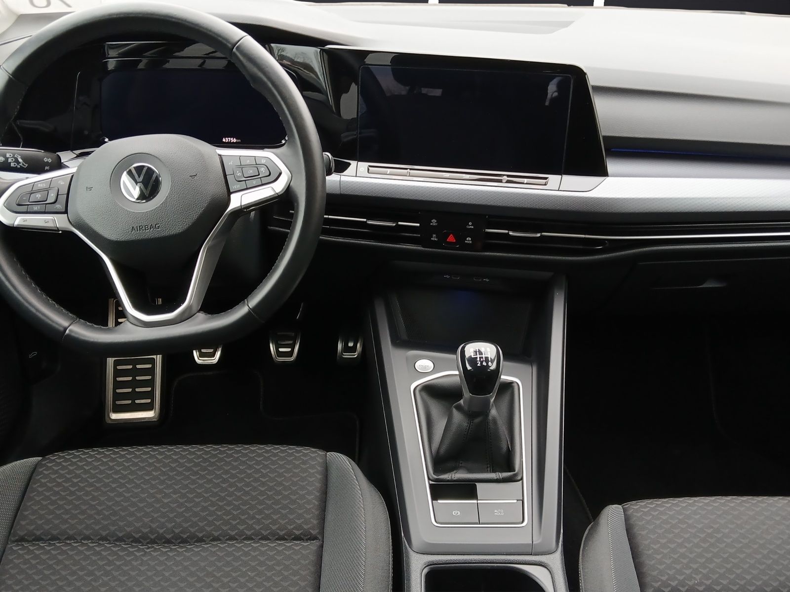 Fahrzeugabbildung Volkswagen Golf VIII TSI Active Standhzg. LEDplus Navi AID