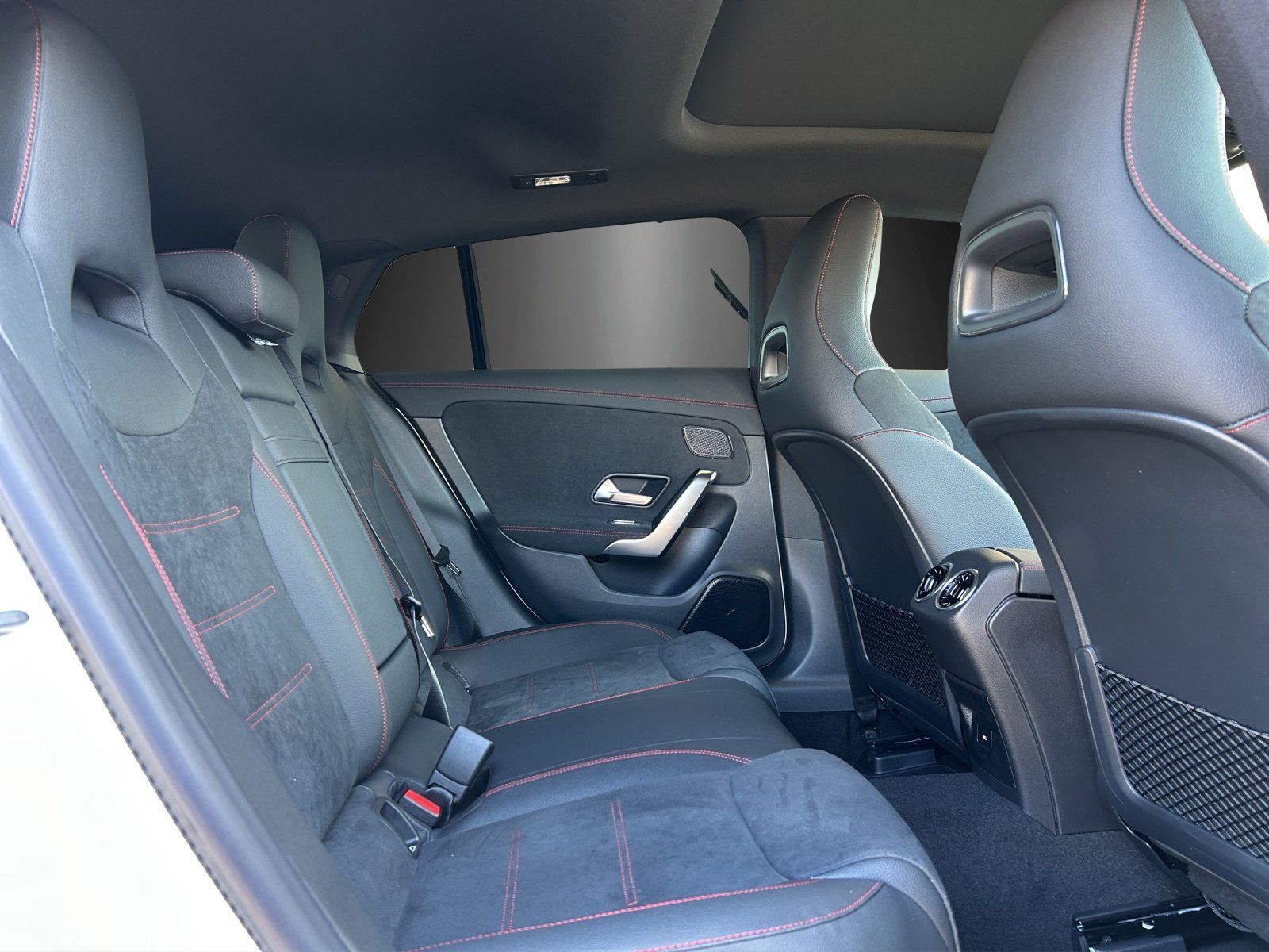 Fahrzeugabbildung Mercedes-Benz CLA 200 d Shooting Brake AMG Distronic PANO 360°