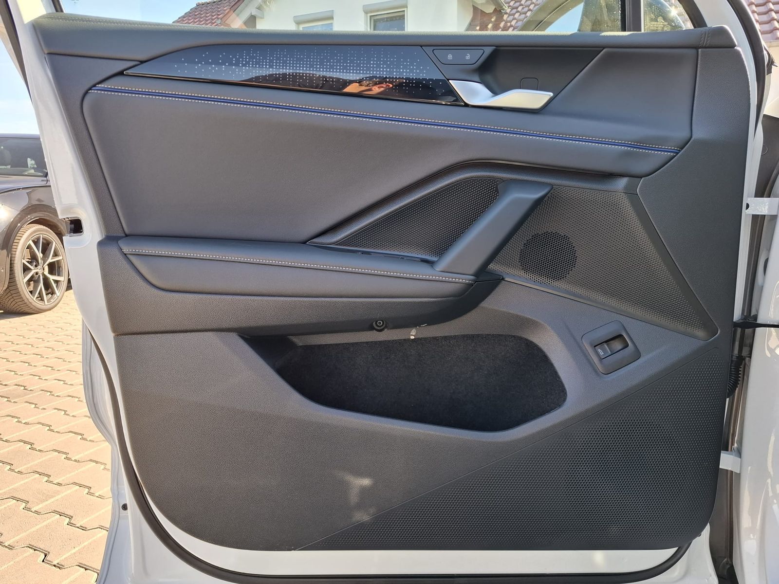 Fahrzeugabbildung Volkswagen Tiguan 2.0 TDI 4M R-Line BLACK*PAN*HK*AHK*MATRIX