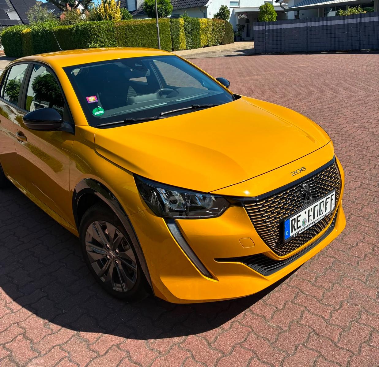 Peugeot e-208