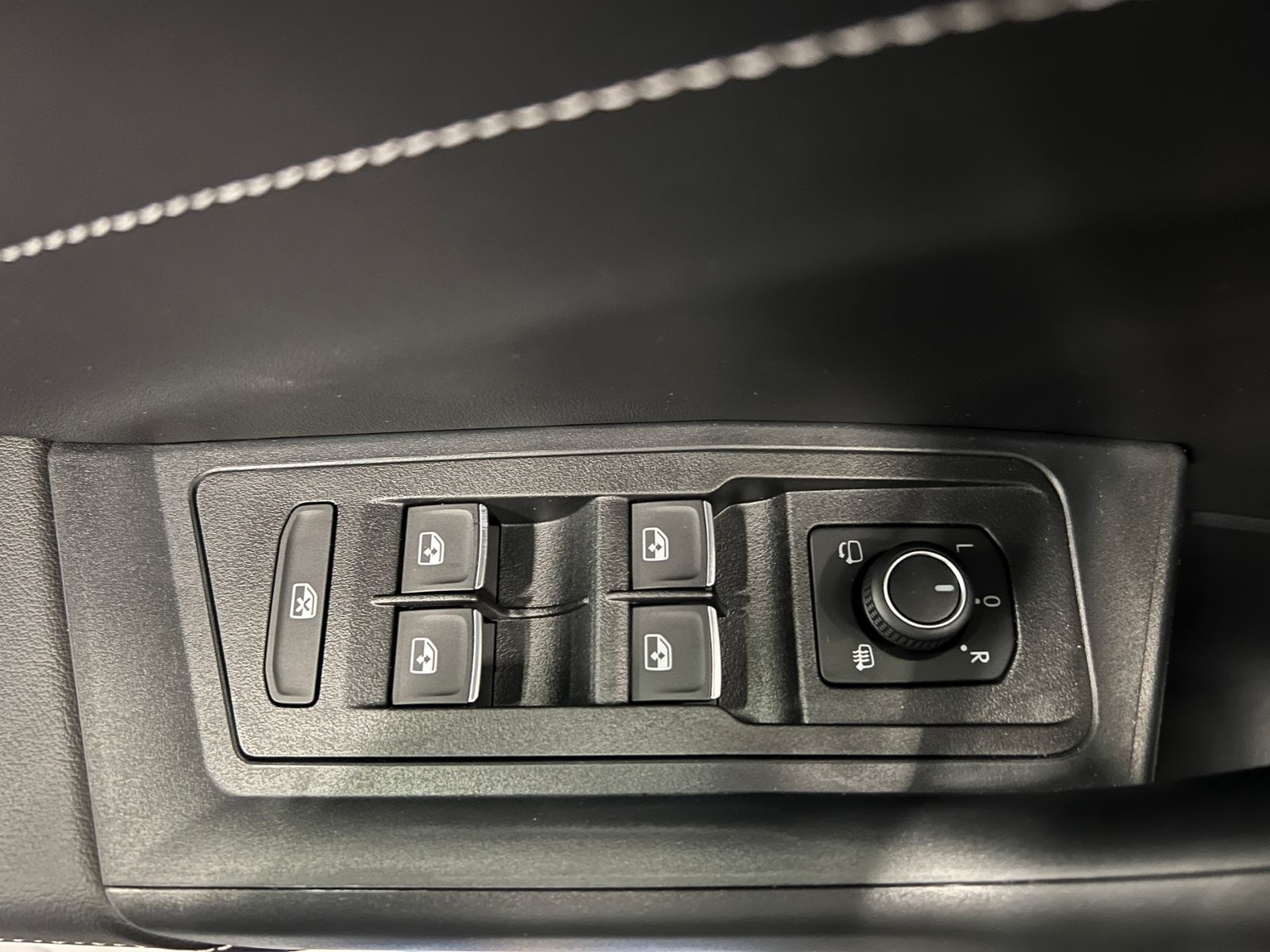 Fahrzeugabbildung Volkswagen T-Roc R-Line 1.5 TSI DSG *Black Style,AHK,Navi*