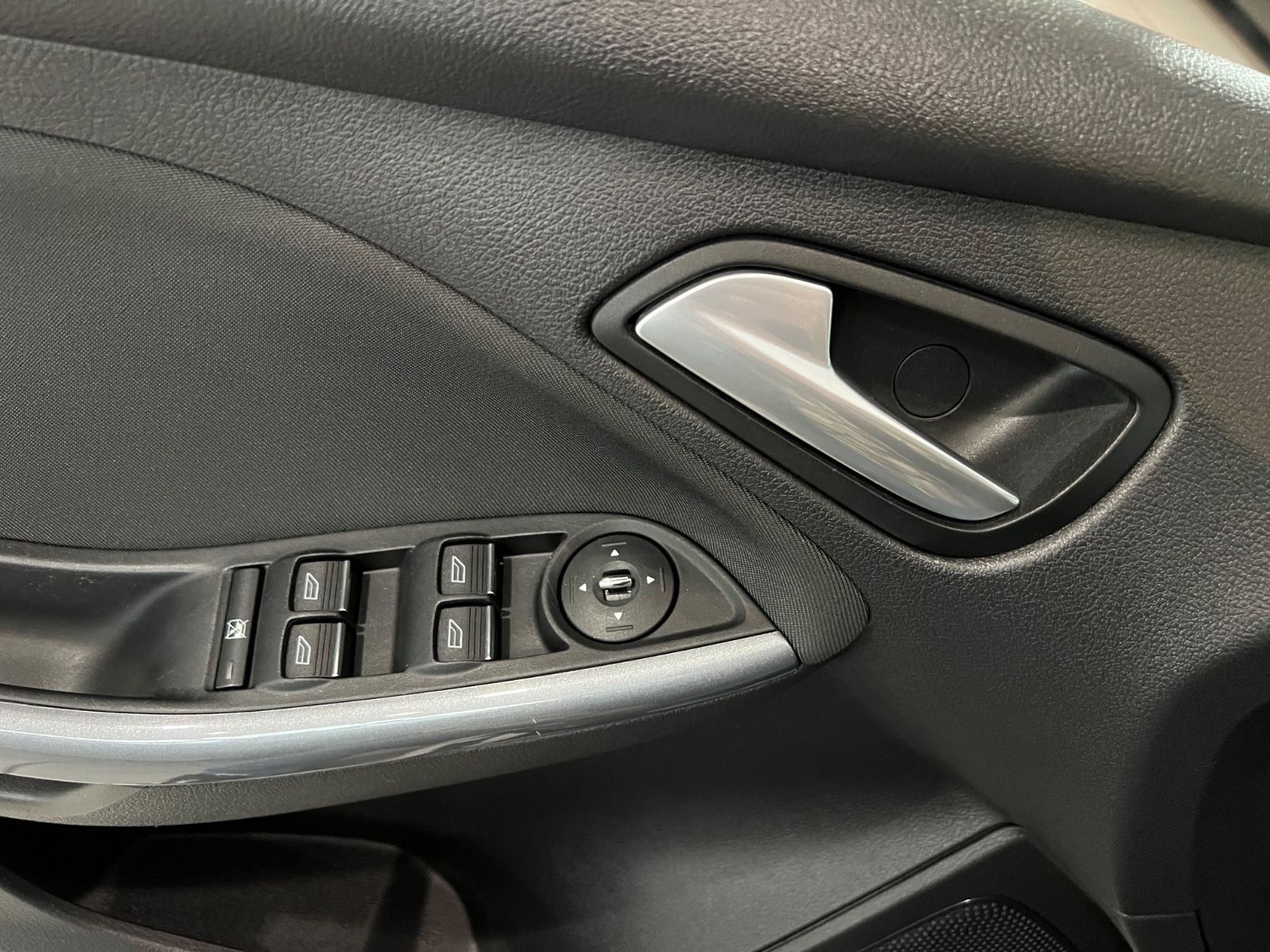 Fahrzeugabbildung Ford Focus Lim. 1.6 Titanium * AUTOMATIK *