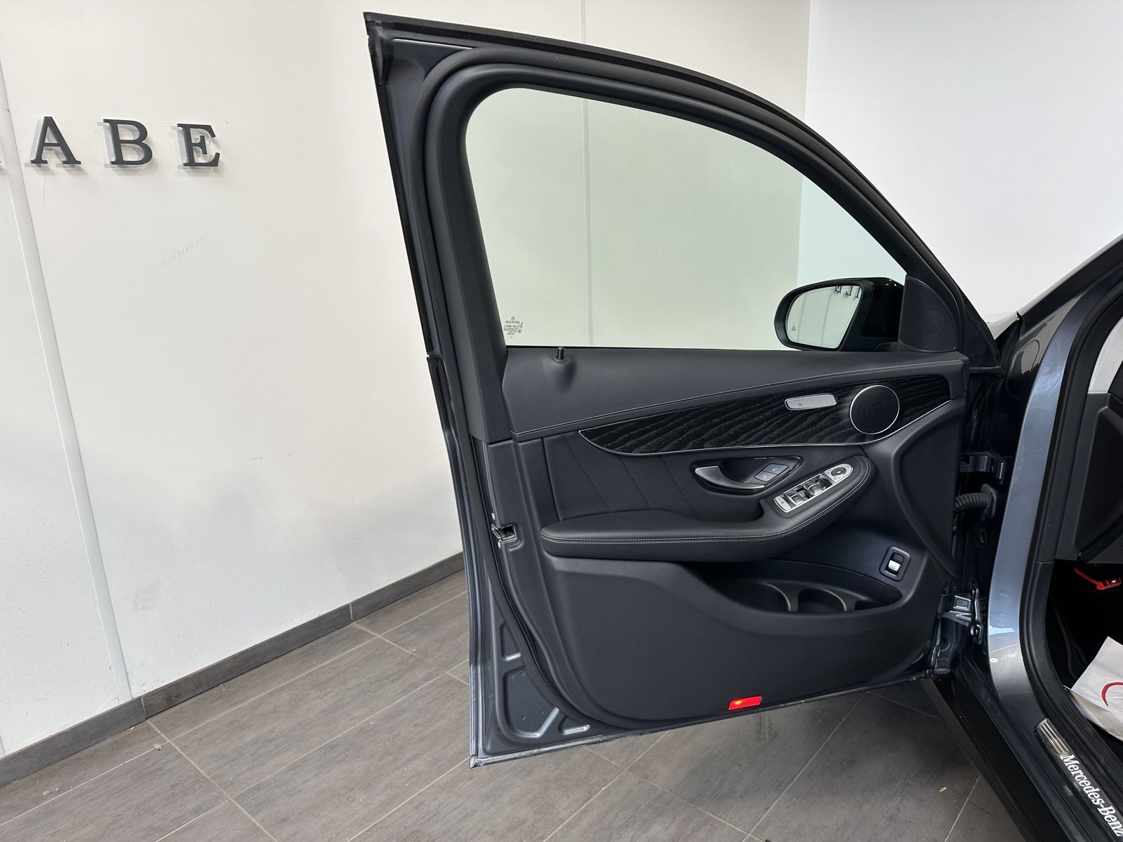 Fahrzeugabbildung Mercedes-Benz GLC 300de 4Matic AMG-Line NAV+LED+ACC+KAM+19ZOLL