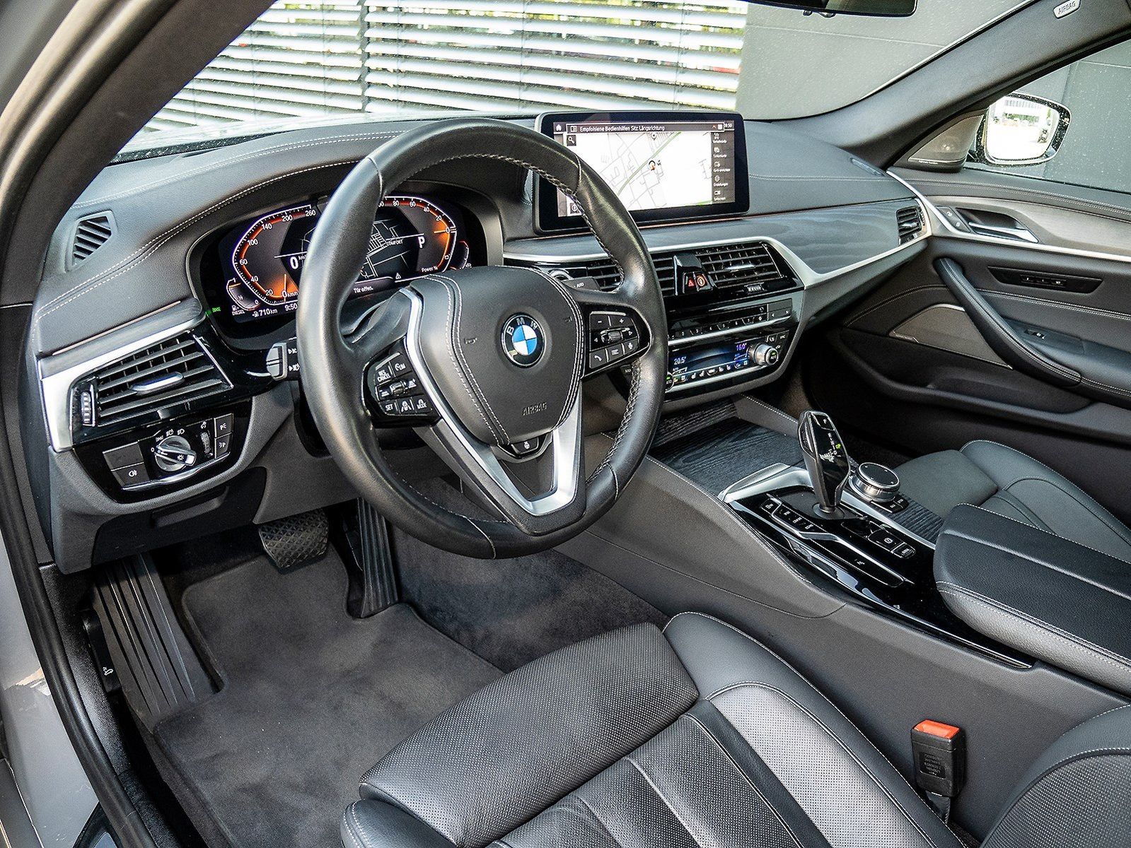 BMW 530d Lim LuxuryLine HUD ACC AHK Standheiz Laser  imagem 3
