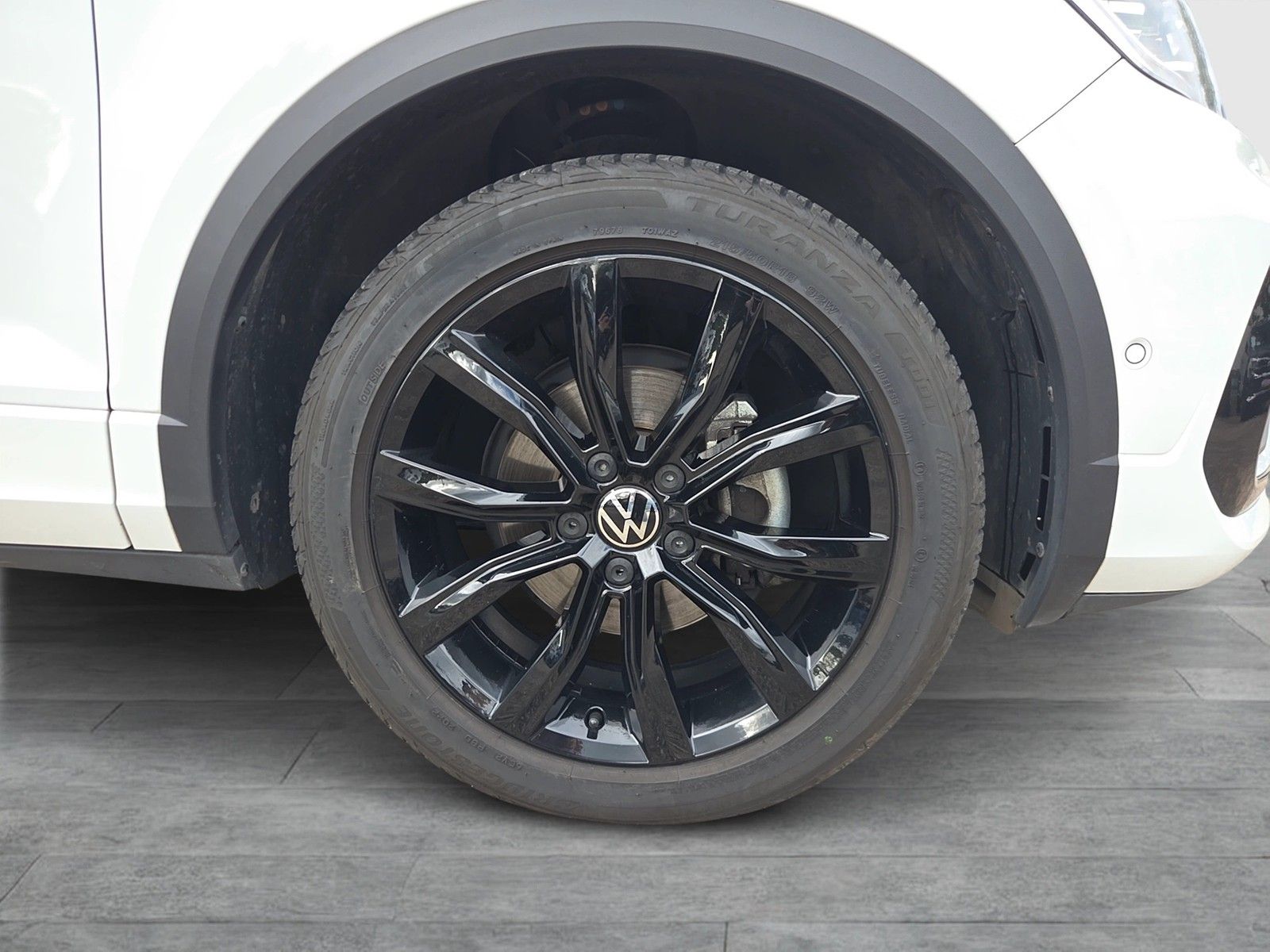 Fahrzeugabbildung Volkswagen T-Roc TSI R-Line DSG LED Navi AID ACC RFK SH 18"