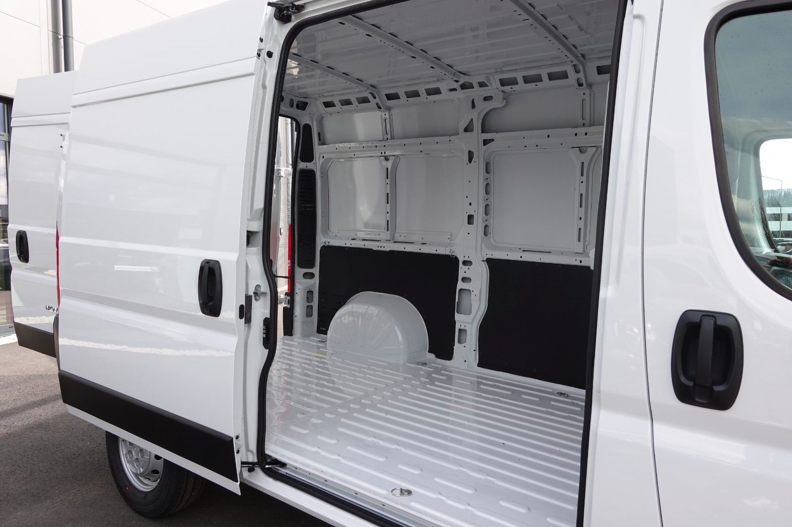 Fahrzeugabbildung Opel Movano Cargo L2H2 2.2 Diesel 103 kW