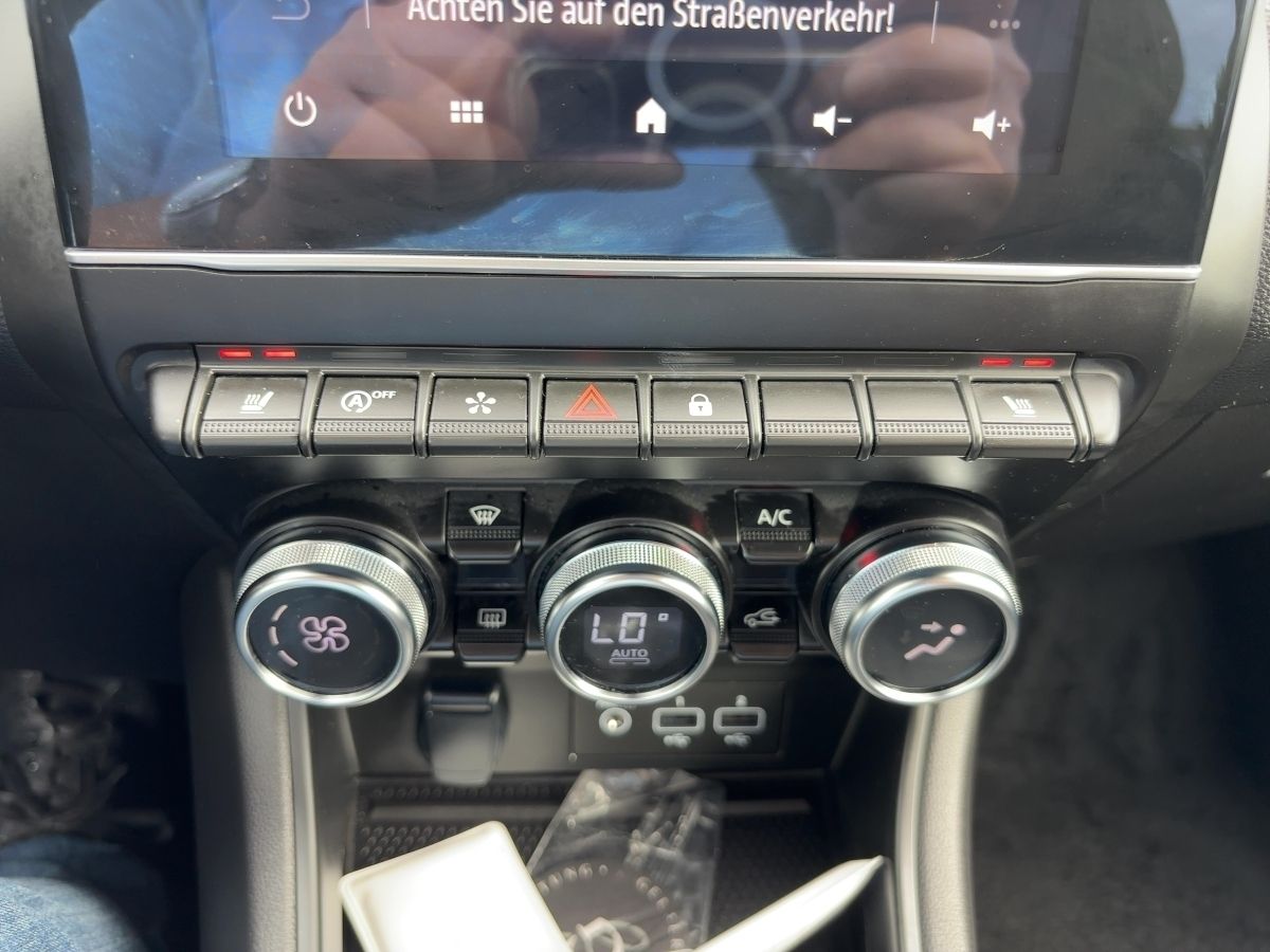 Fahrzeugabbildung Renault Captur TECHNO TCe 140 EDC Kamera SHZ - mit KI generiert/bearbeitet