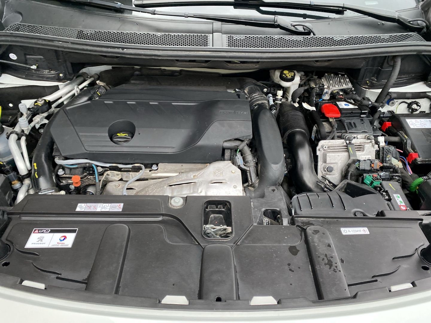 Fahrzeugabbildung Peugeot 3008 Hybrid 225 Allure Pack 1.6 Plug-In EU6d *NA