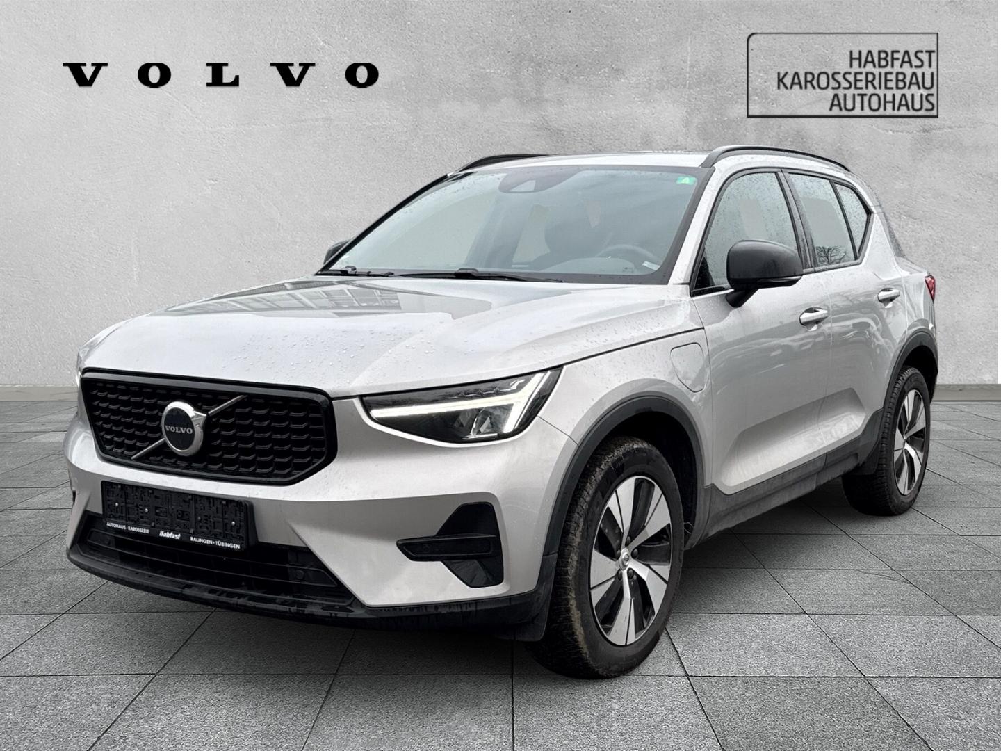 Volvo XC40 Plus Dark Recharge Plug-In Hybrid 2WD Stand