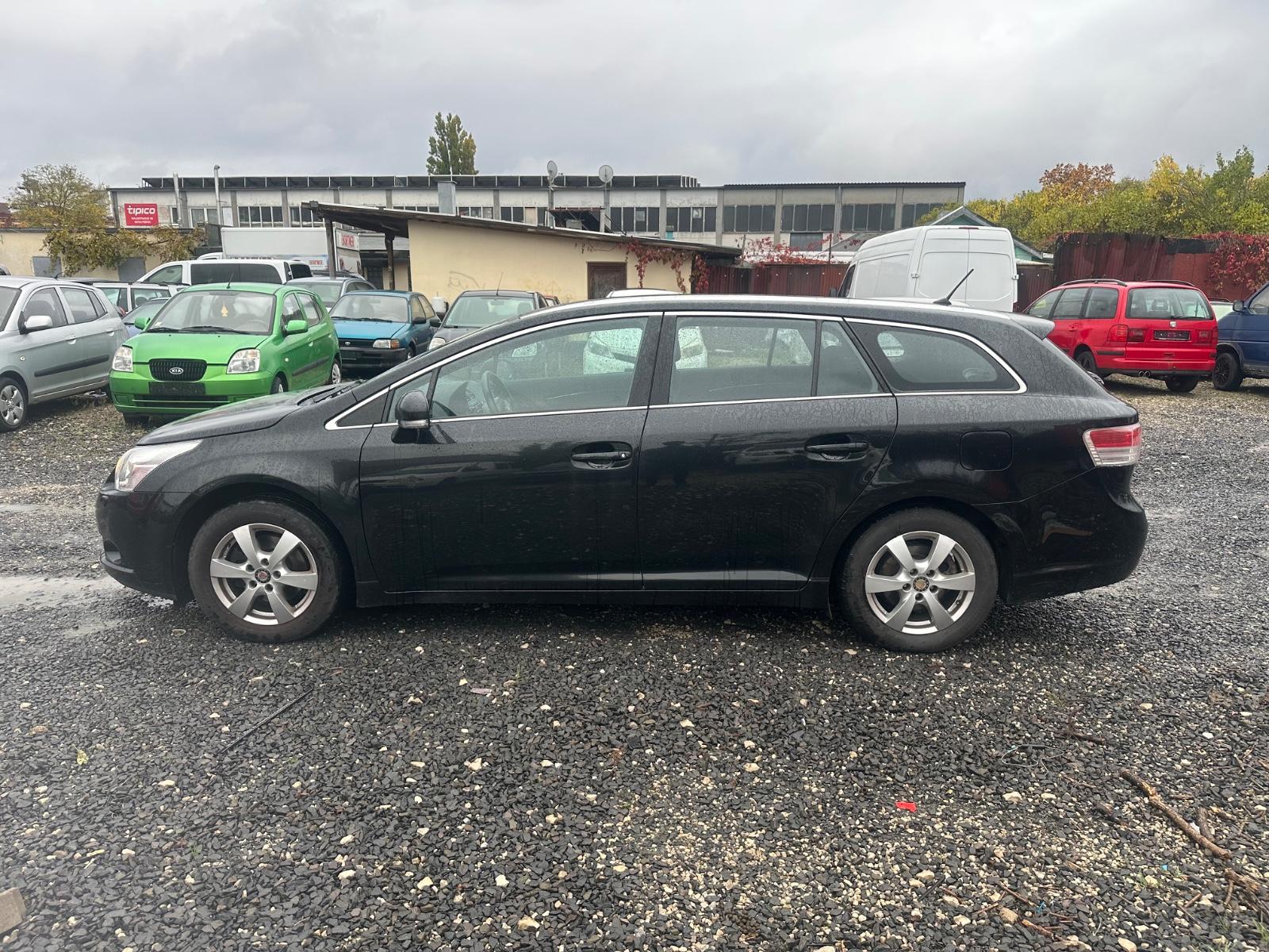 Toyota Avensis 2009 — rear view