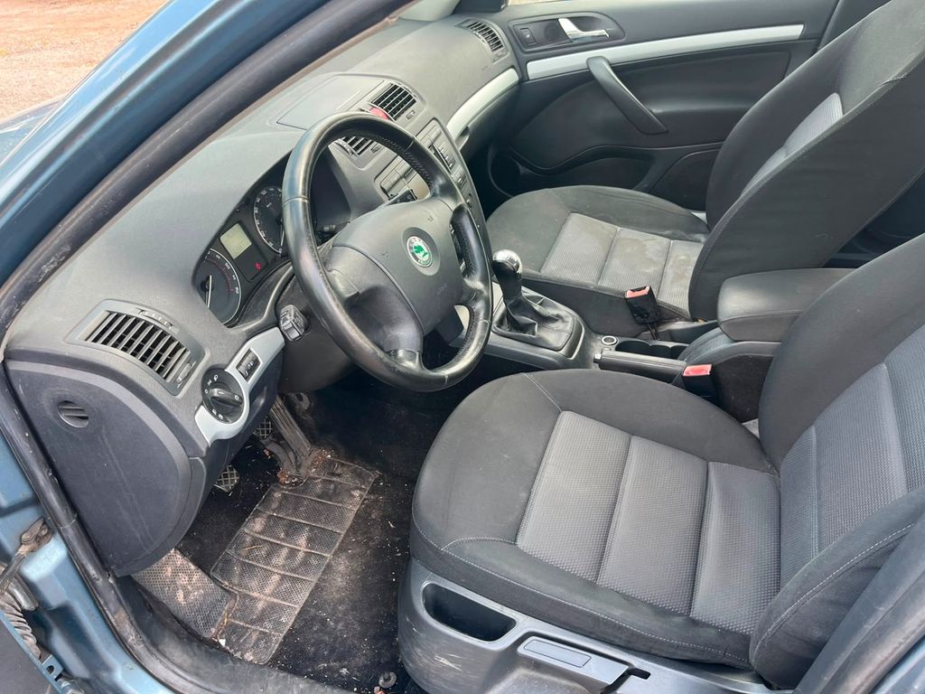 Škoda Octavia Combi 2.0 TDI PD DPF Elegance - Bild 5