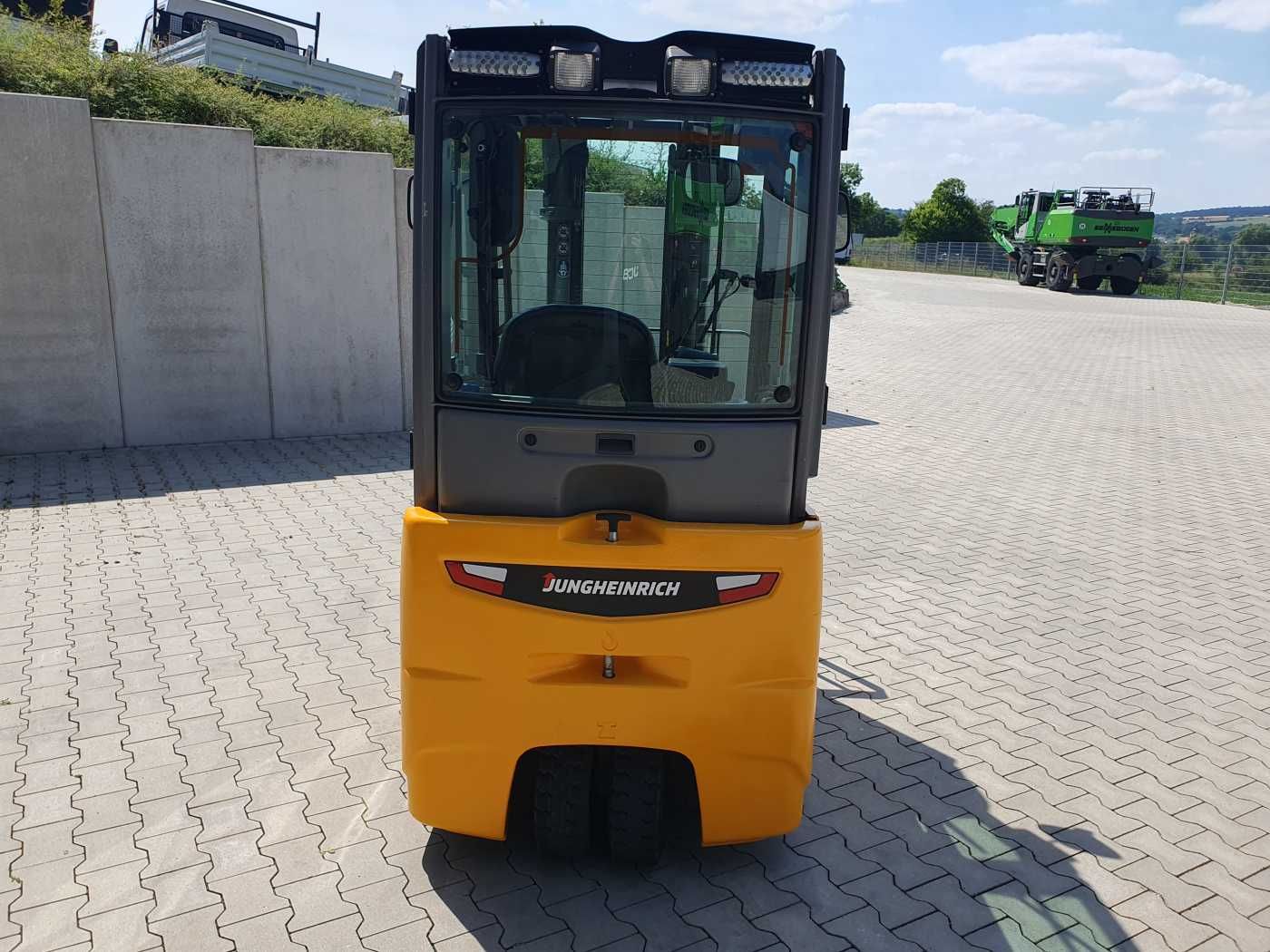 Fahrzeugabbildung Jungheinrich EFG 215 / Triplex: 4.25m! / SS / 4.166h / 2024