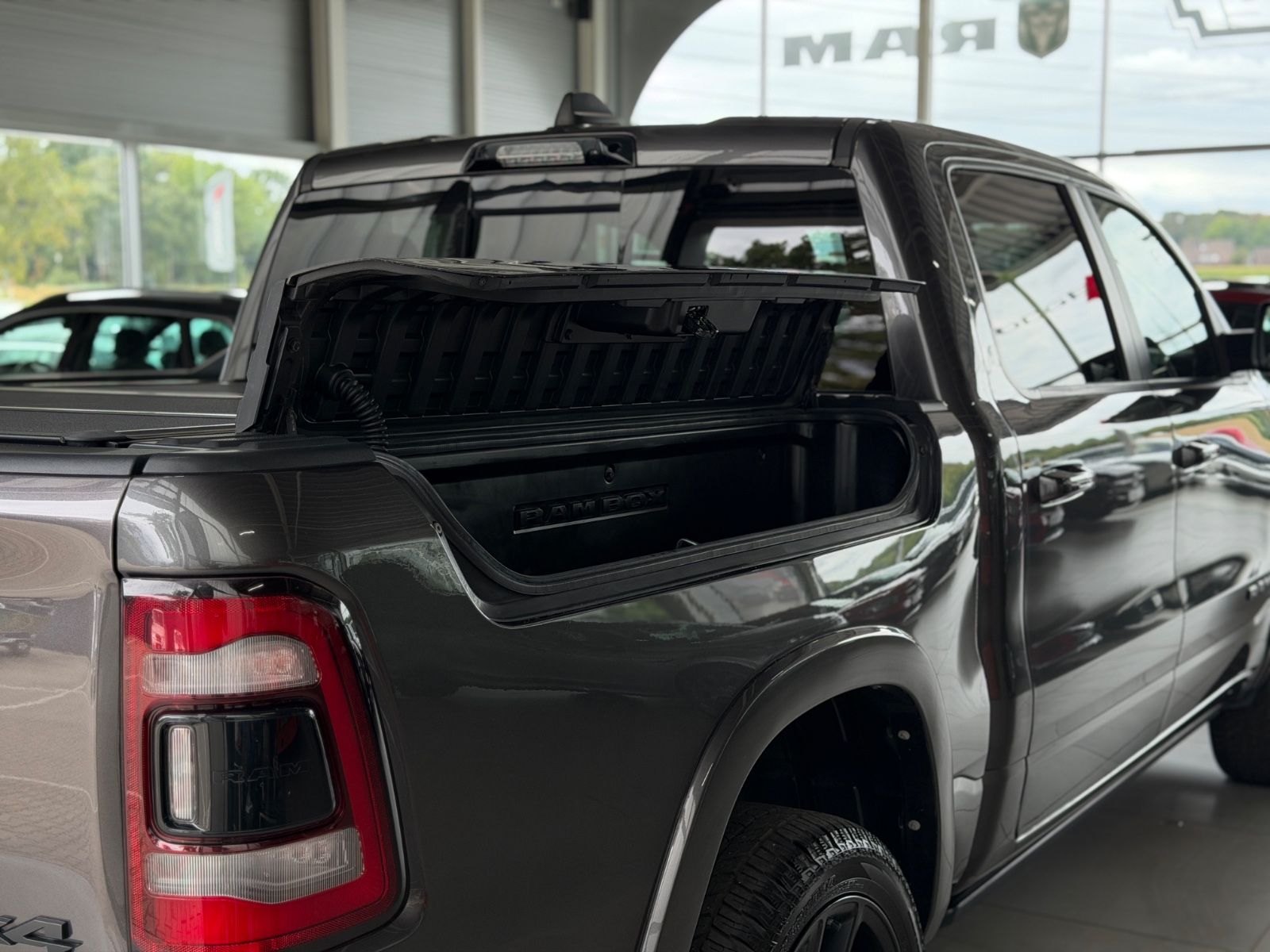 Fahrzeugabbildung Dodge RAM 1500 5,7 Laramie NIGHT LPG Luft RamBox