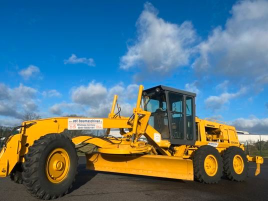 Komatsu GD530A mit 5-Zahn-Heckaufreisser