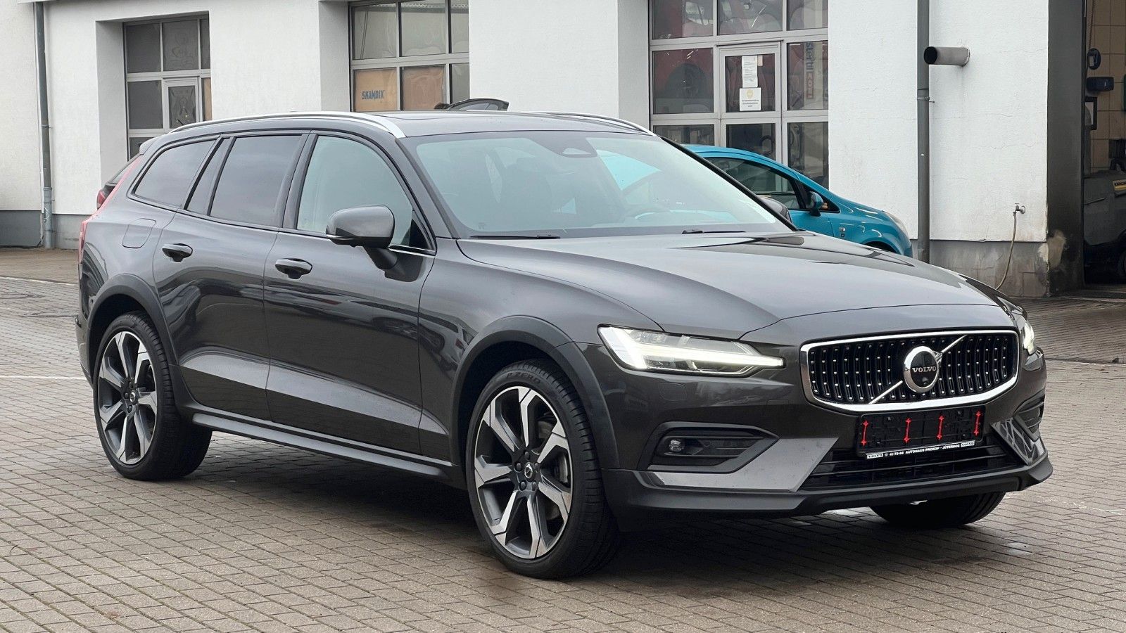 Fahrzeugabbildung Volvo V60 B4 CC Ultimate AWD*B&W*360°*SH*Massage*