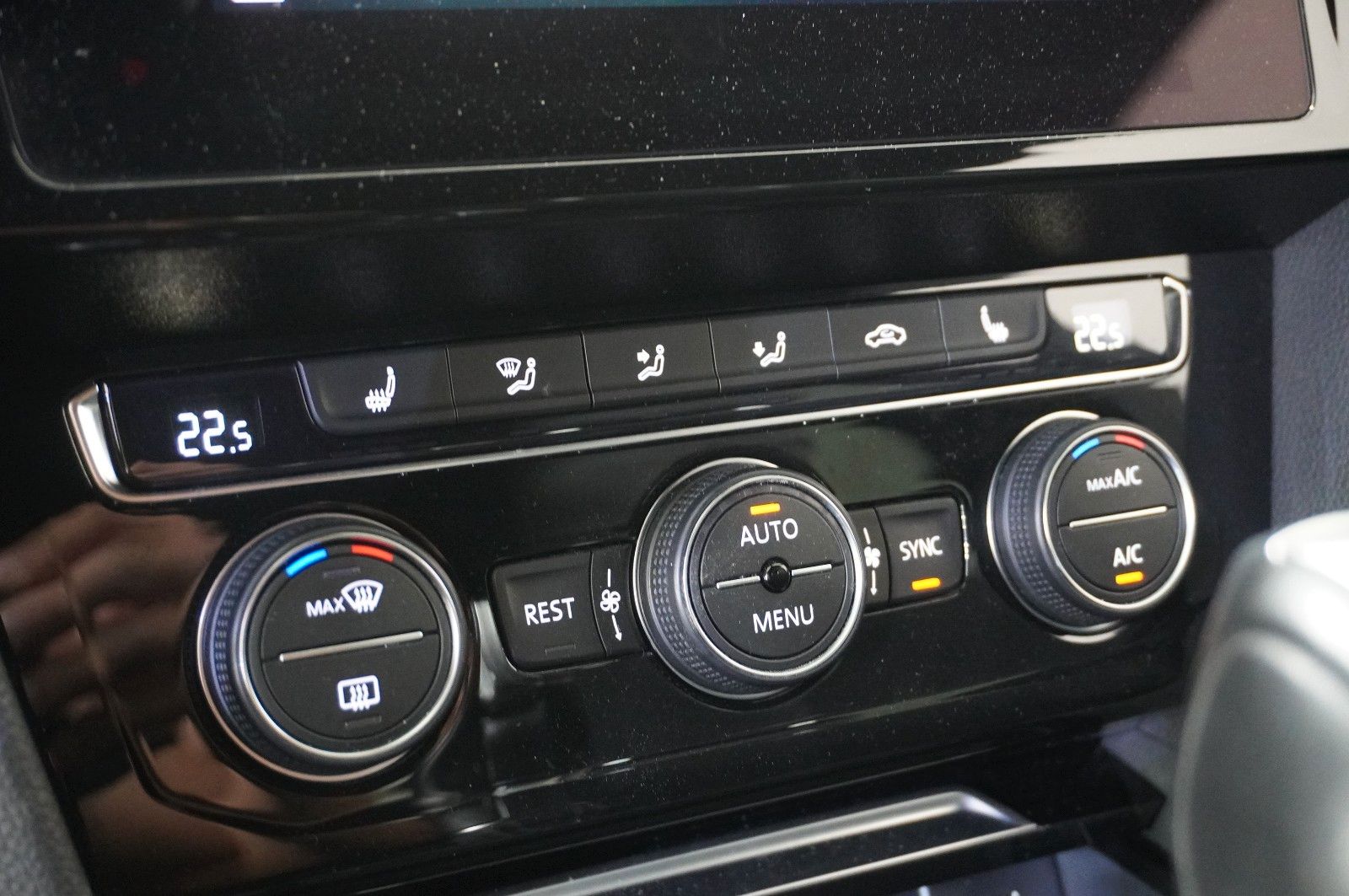 Fahrzeugabbildung Volkswagen Arteon 2.0 TSI R-LINE DSG NAVI/LED/KAMERA/VIRT.