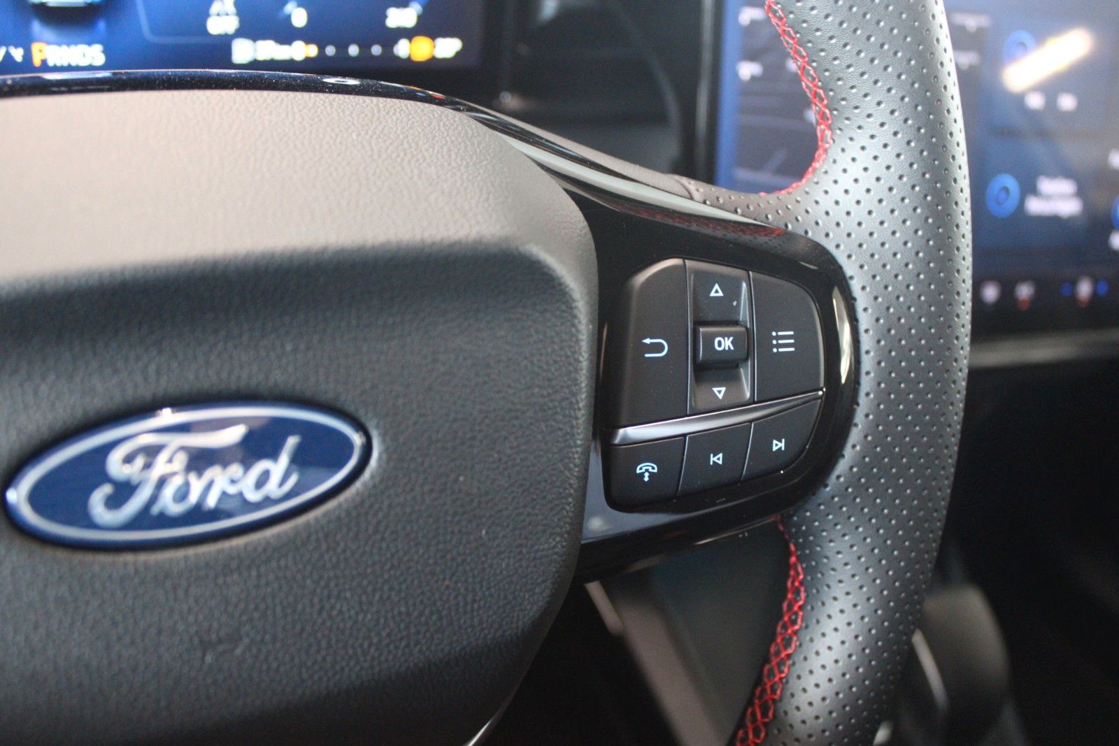 Fahrzeugabbildung Ford Puma 1,0 EcoBoost Hybrid ST-Line Automatik GJR