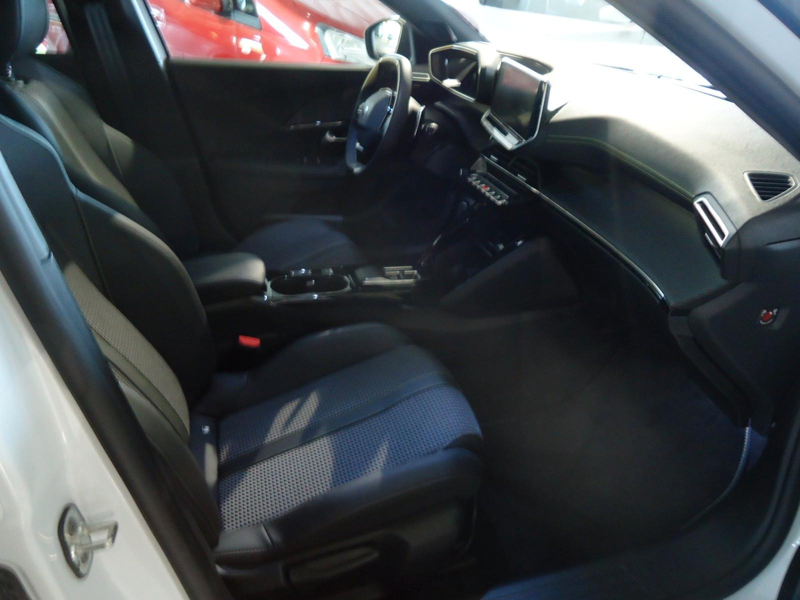 Peugeot 2008 PureTech 155 EAT8 GT *Navi-Sitzheizung*
