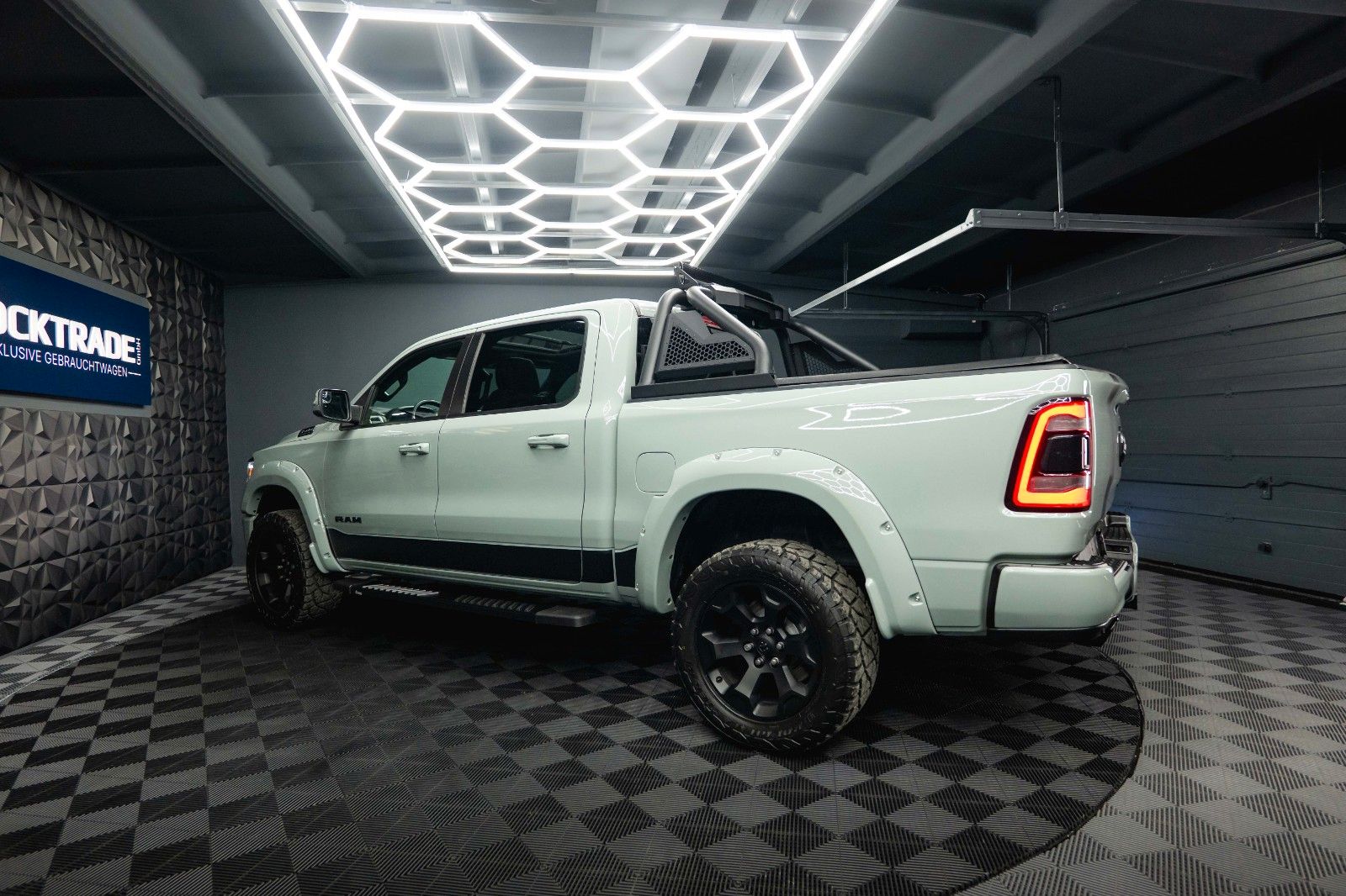 Fahrzeugabbildung Dodge RAM 5.7 V8 HEMI 4x4 OFFROAD Night-Edition *Pano*