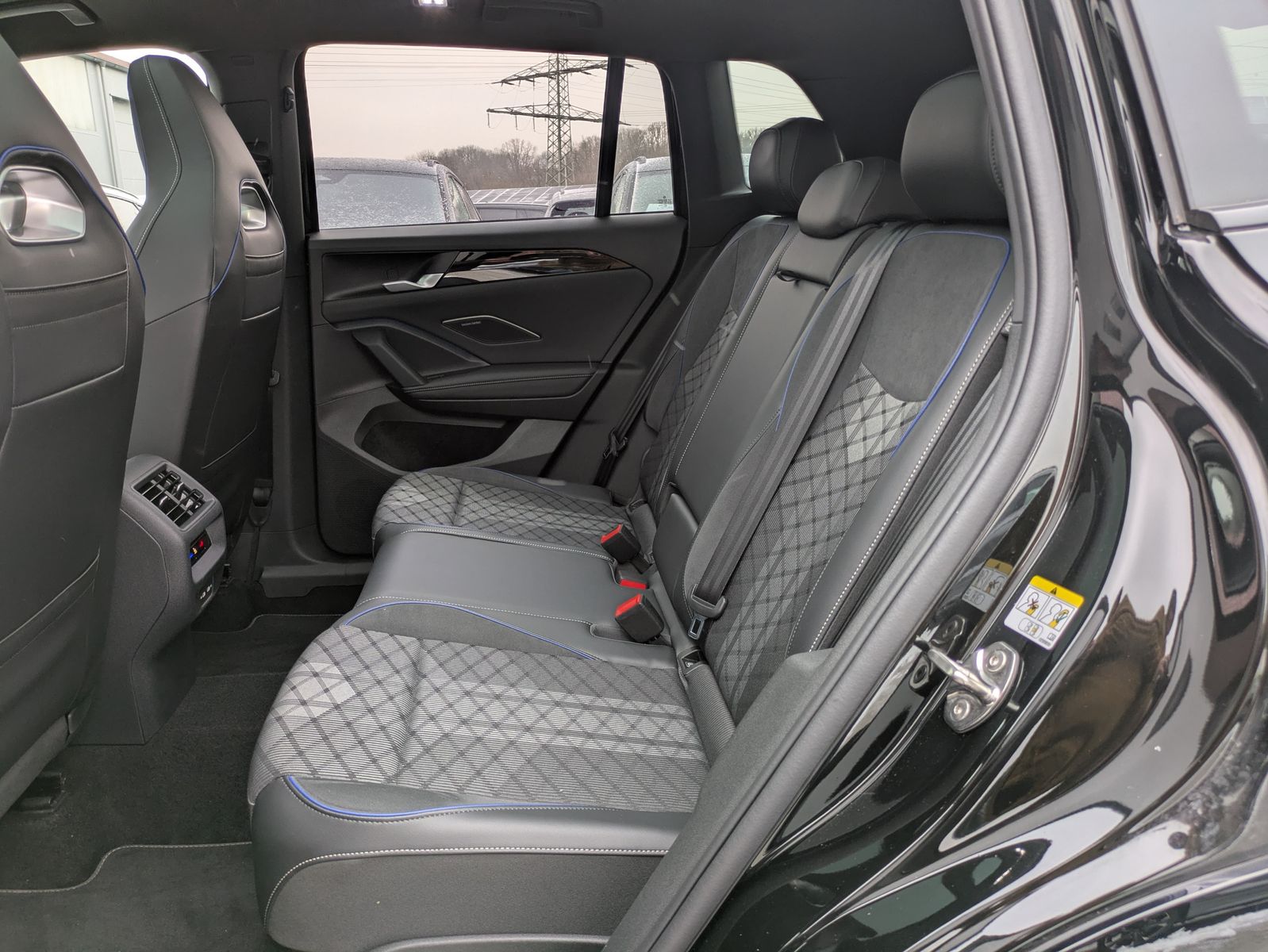 Fahrzeugabbildung Volkswagen Tiguan 2.0 TDI 4M R-Line PANO*H&K*AHK*MATRIX*20"