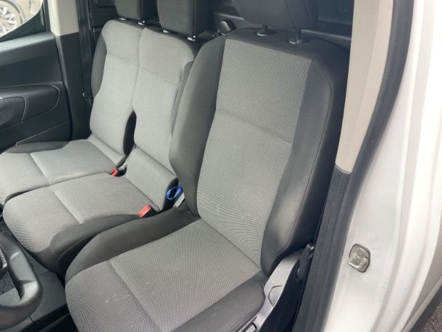 Fahrzeugabbildung Peugeot Partner 1.2 PureTech 110 Premium L1 3-Sitzer, Ei