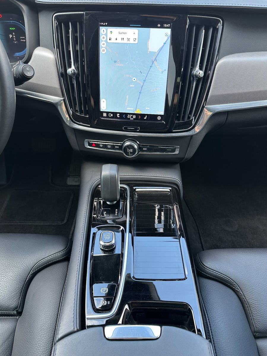 Fahrzeugabbildung Volvo V90 T8 Ultimate Dark NAV+LED+PANO+ACC+AHK+H&K+VC