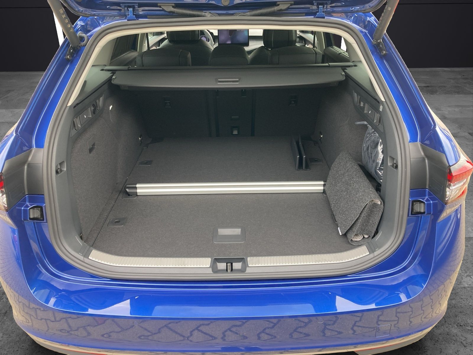 Fahrzeugabbildung SKODA Superb Combi L&K 2.0 TDI 142kW 4x4 L&K Matrix, S