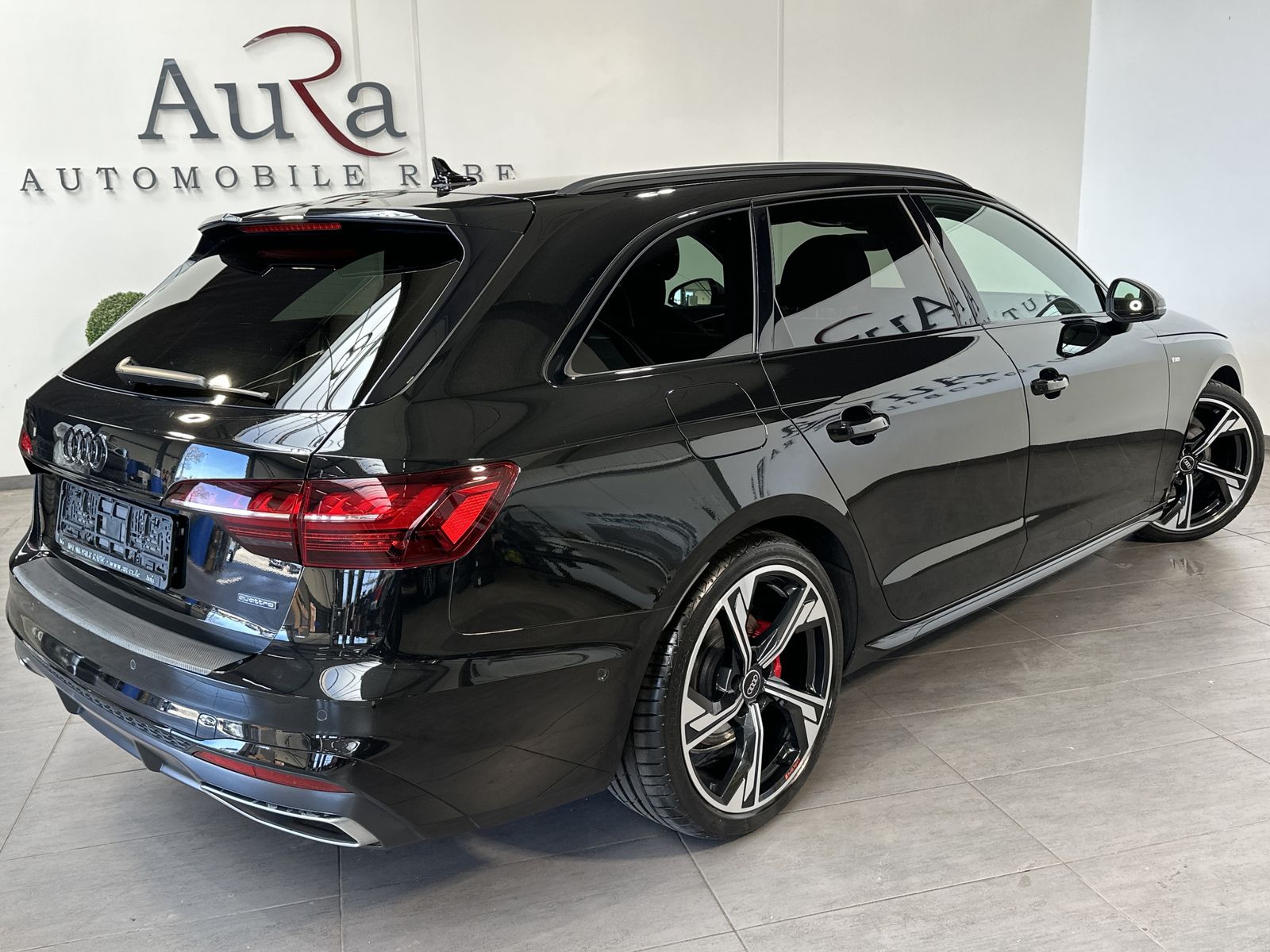 Fahrzeugabbildung Audi A4 Avant 40 TFSI Qu S-Line Black NAV+LED+AHK+360