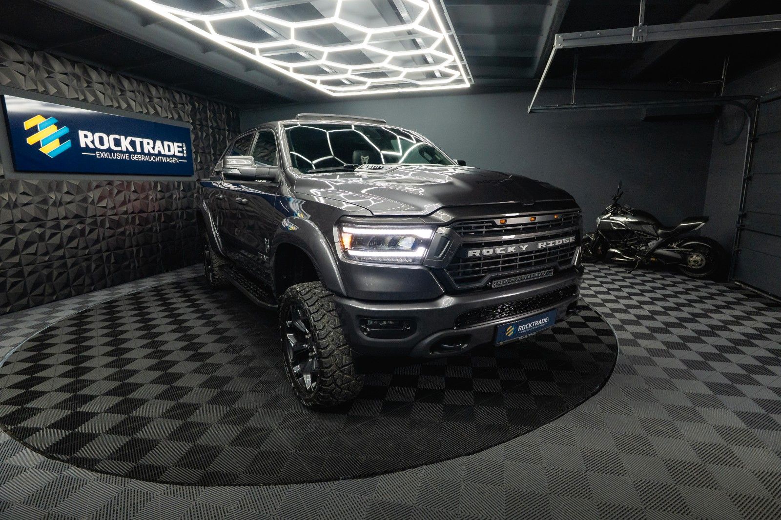Fahrzeugabbildung Dodge RAM 5.7 V8 HEMI 4x4 ROCKY RIDGE OFFROAD Pano 19%