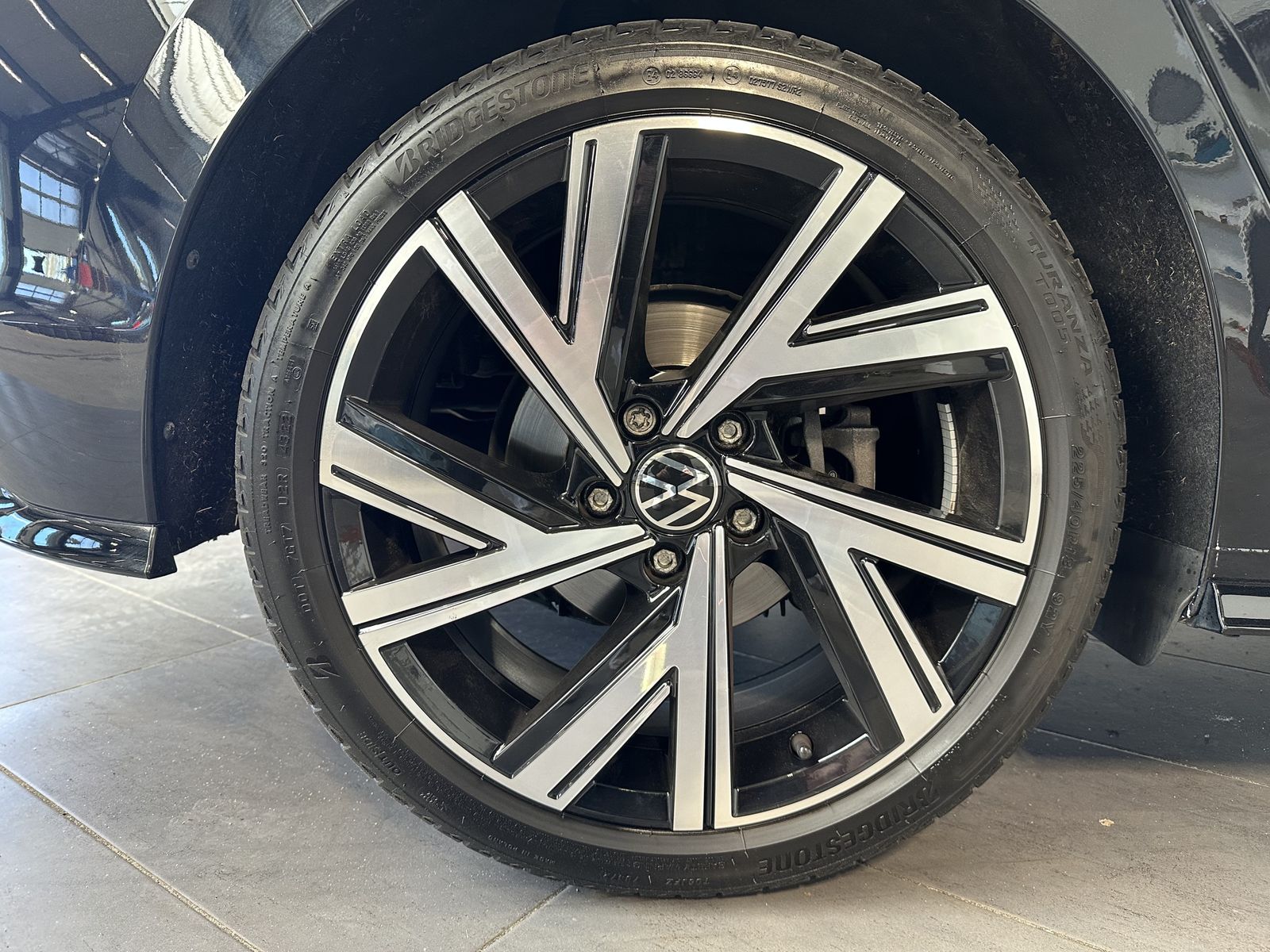 Fahrzeugabbildung Volkswagen Golf VIII 2.0 TSI DSG R-Line NAV+LED+AHK+KAM+ACC