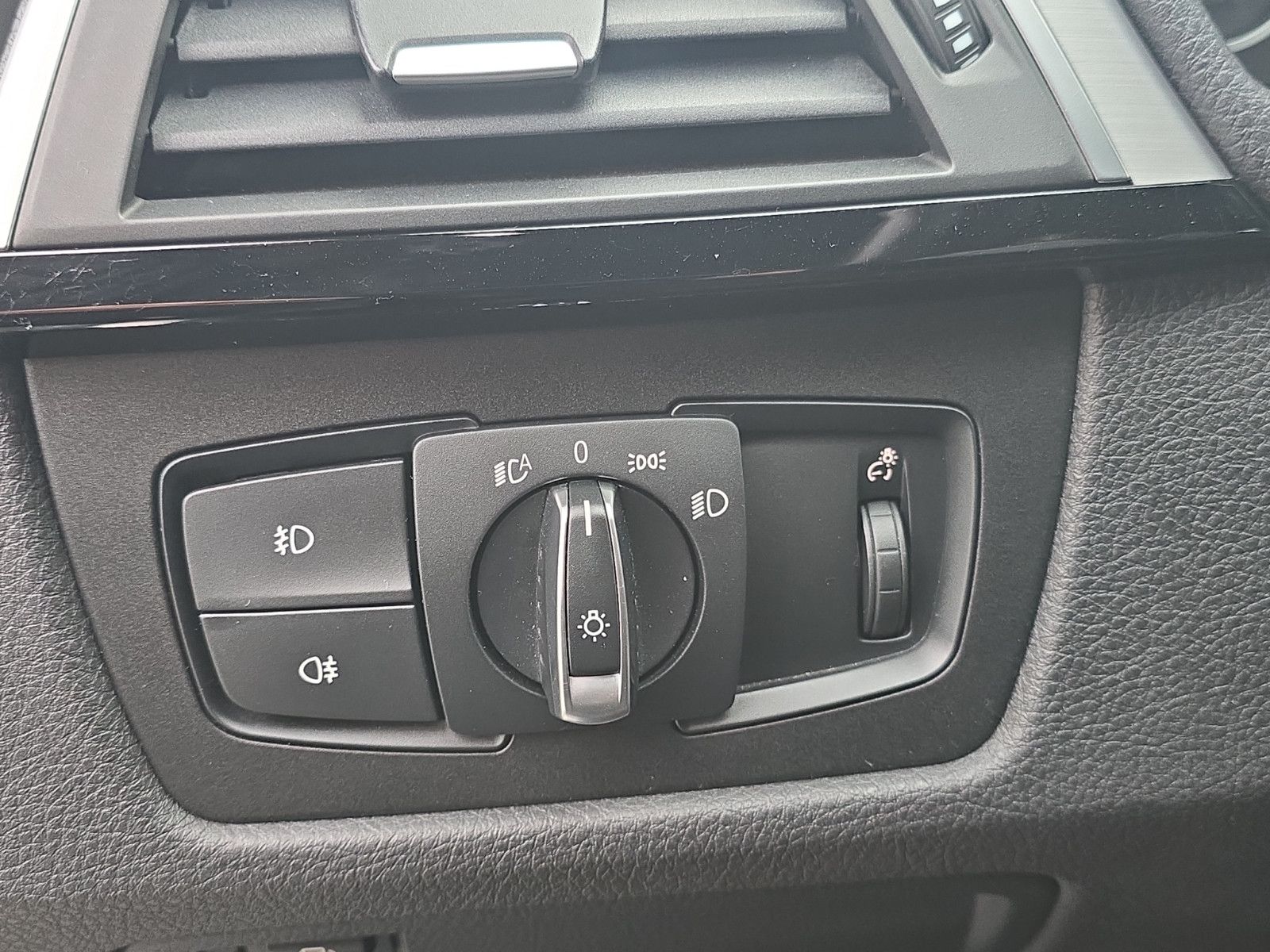 Fahrzeugabbildung BMW 330 e iPerformance M-Sportpaket +LED+ALCANTARA